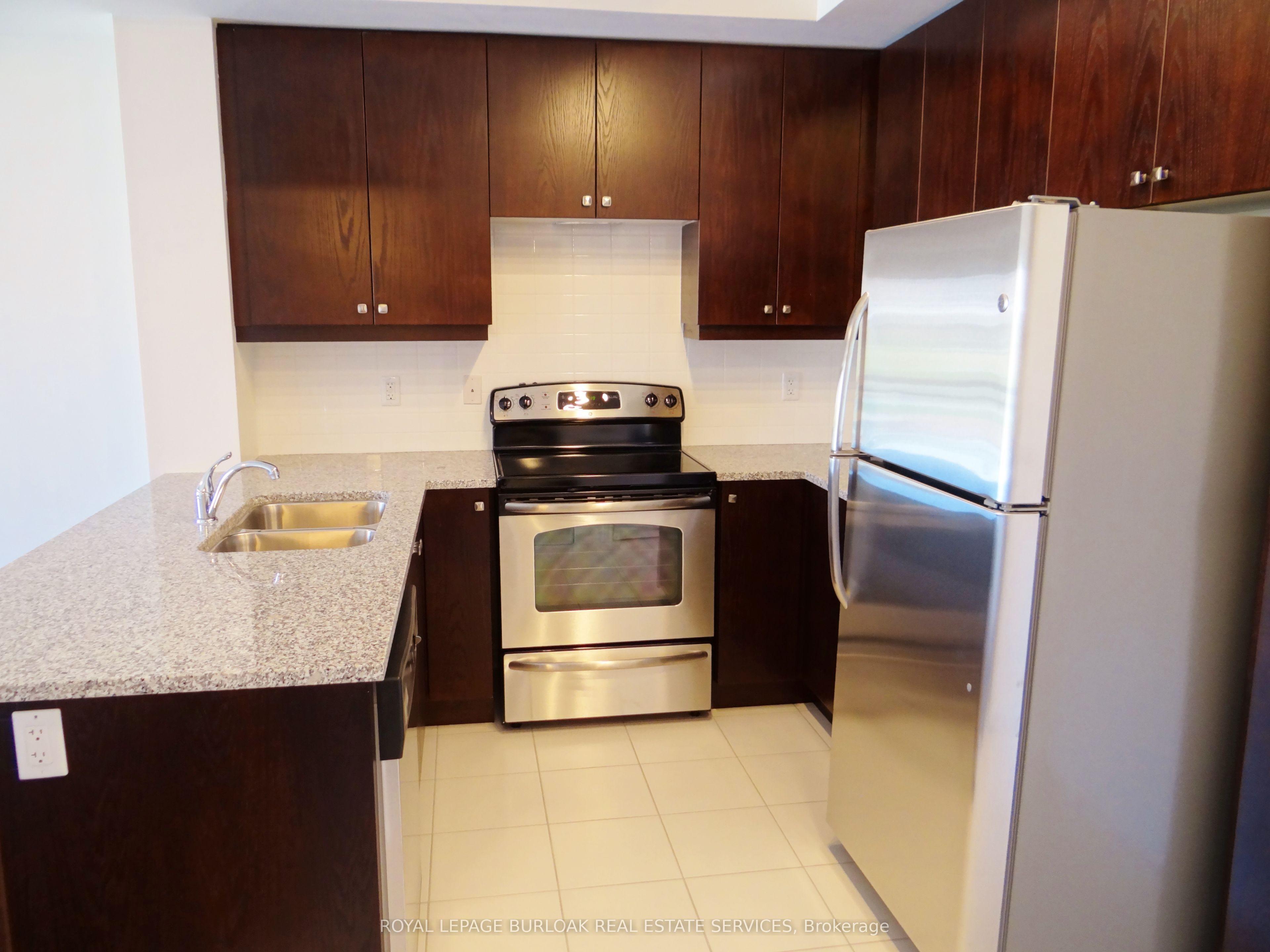 570 Lolita Gardens 218, Mississauga, ON L5A 0A1 photo 5