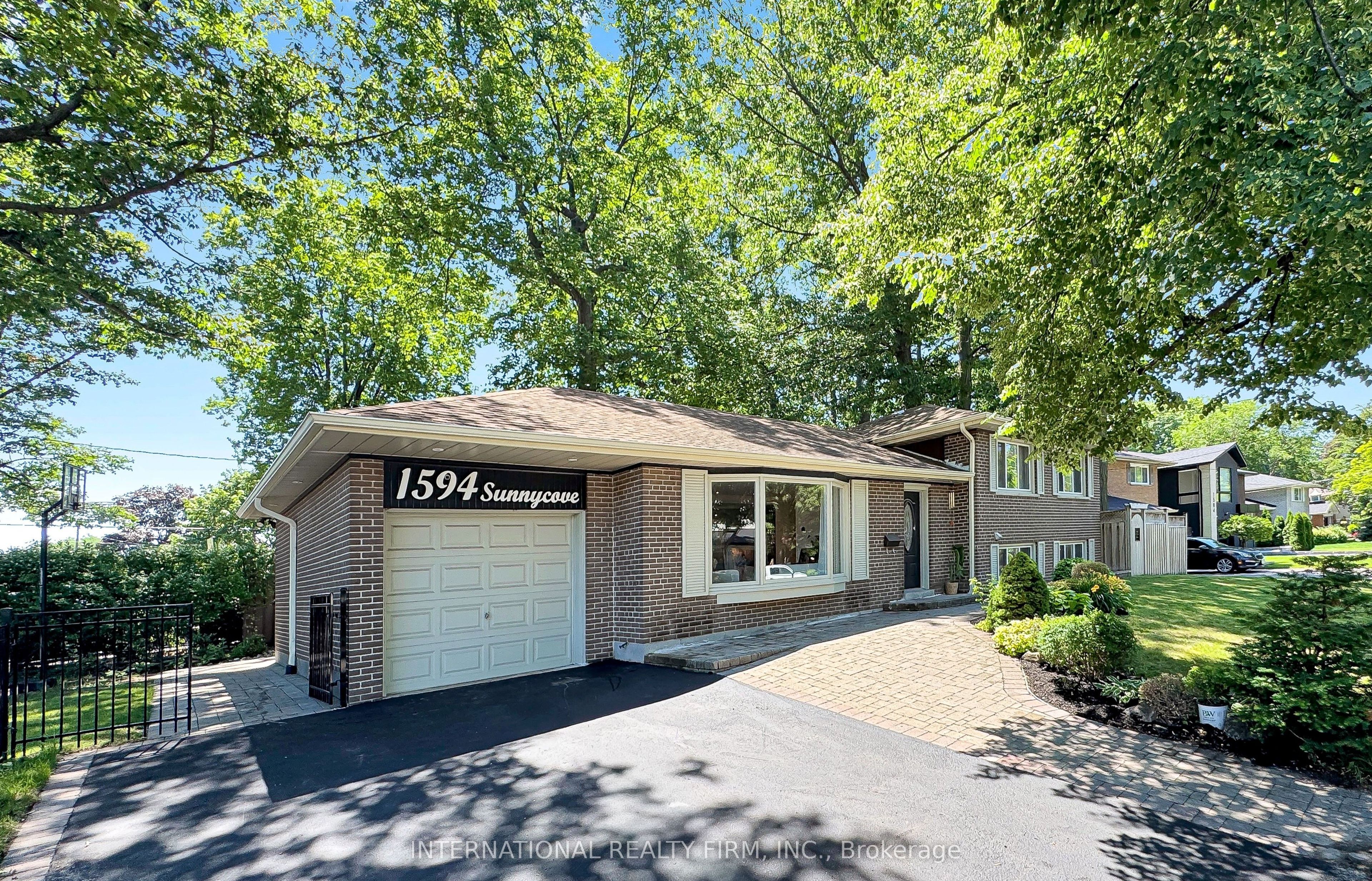 1594 Sunnycove Drive, Mississauga, ON L4X 1B5 photo 2