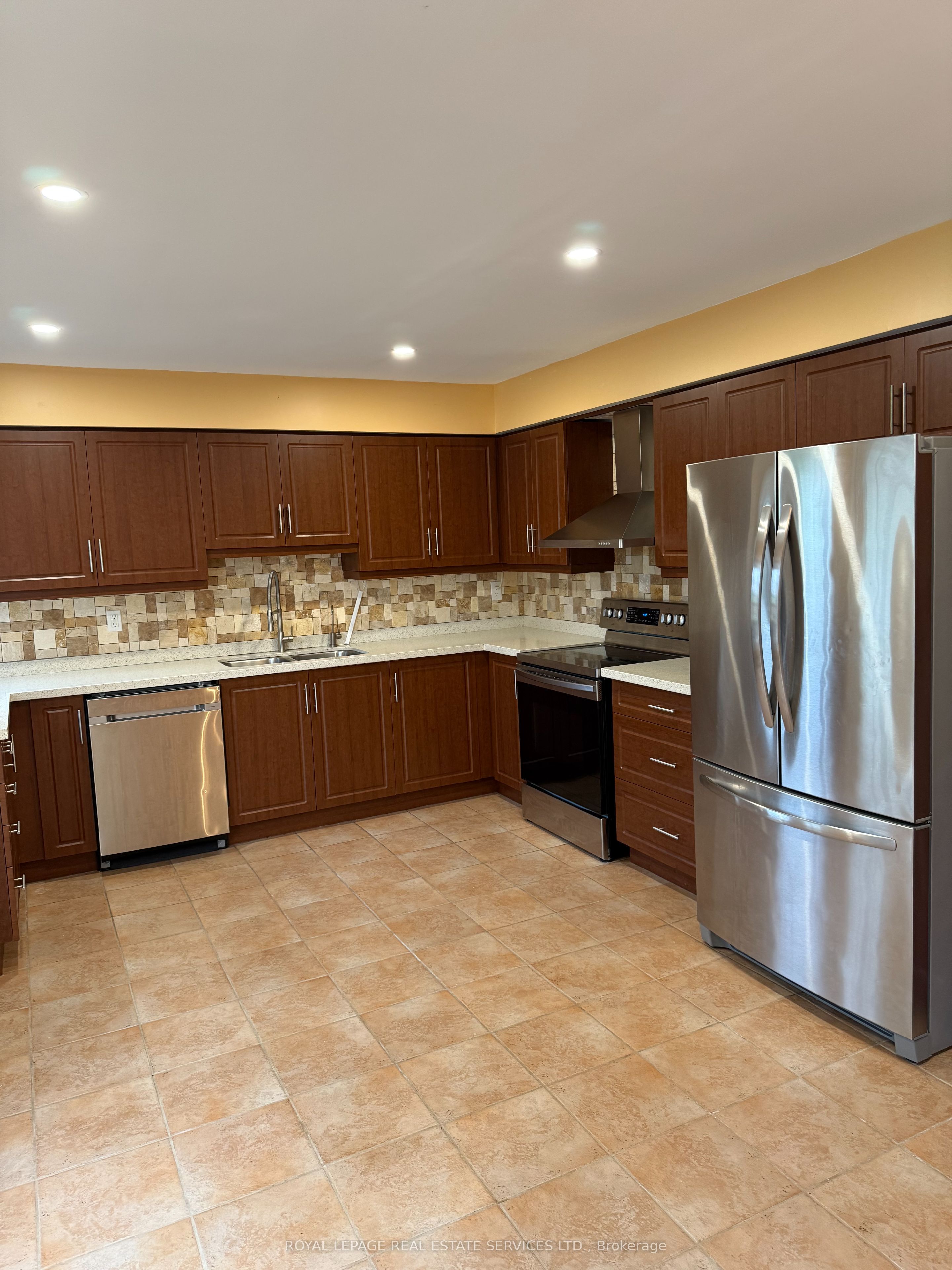 2254 Pathfinder Drive, Burlington, ON L7L 6L6 photo 5