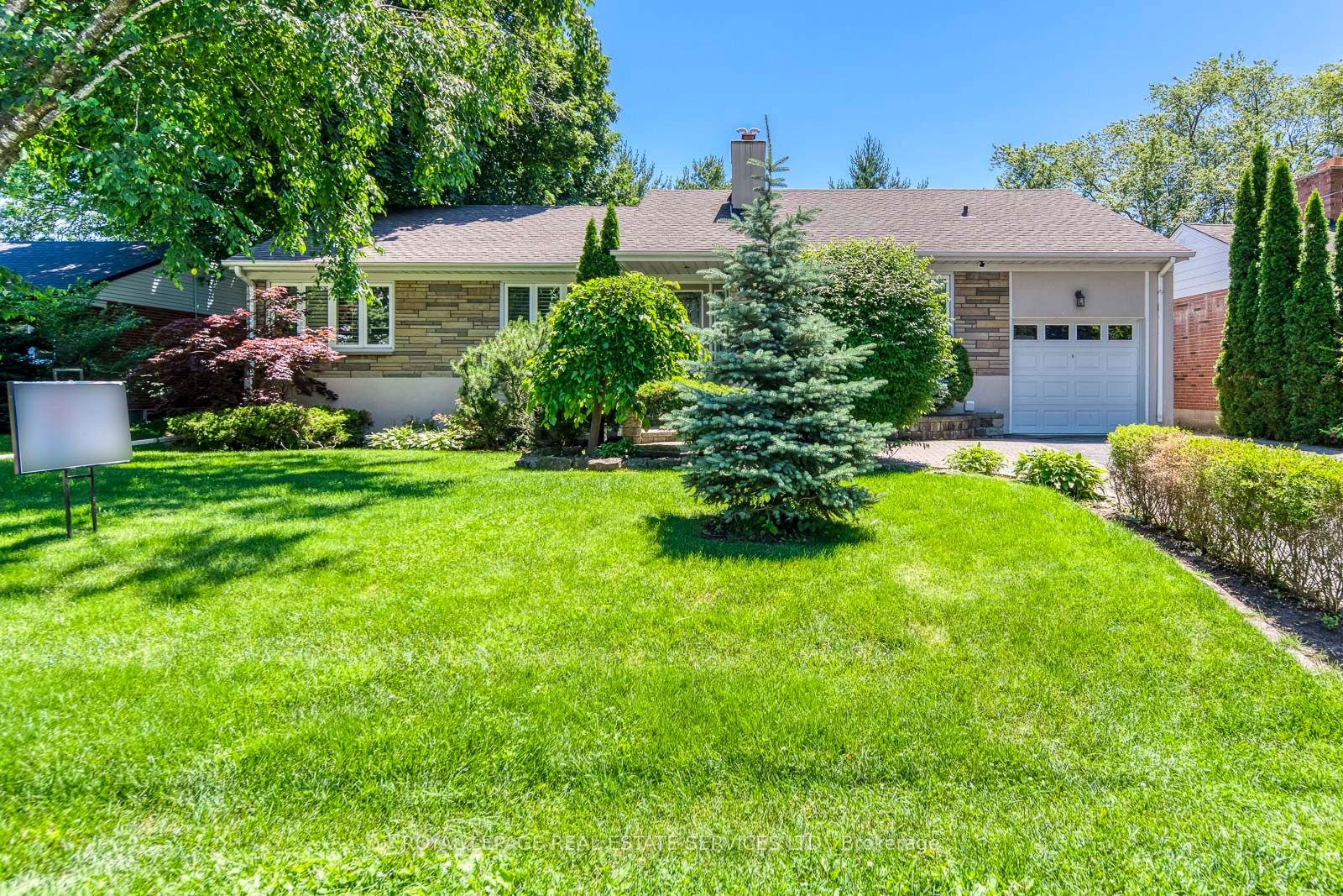 1602 Lincolnshire Boulevard, Mississauga, ON L5E 2S7 photo 2