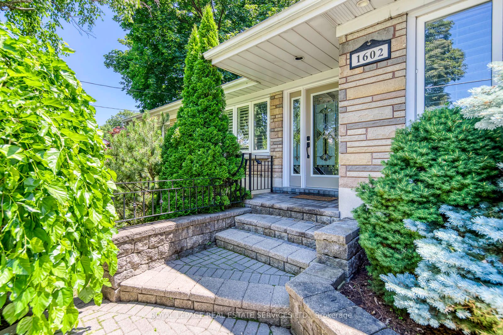 1602 Lincolnshire Boulevard, Mississauga, ON L5E 2S7 photo 3