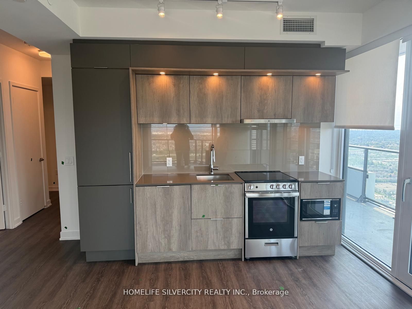 448 Burnhamthorpe Road 2702, Mississauga, ON L5B 0R4 photo 3