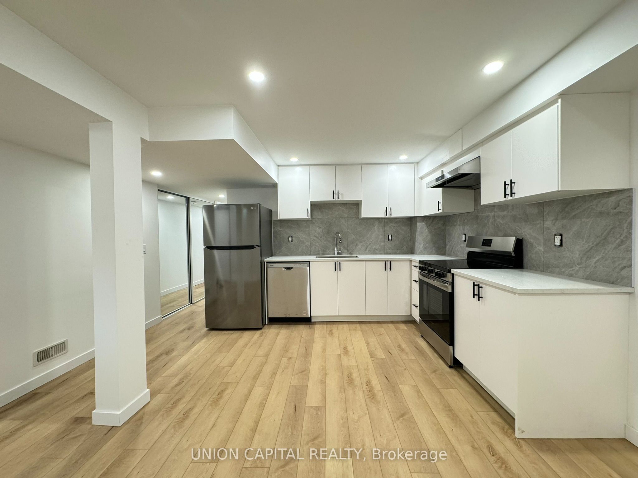 704 Courtney Valley Road Lower, Mississauga, ON L5V 0C3 photo 2