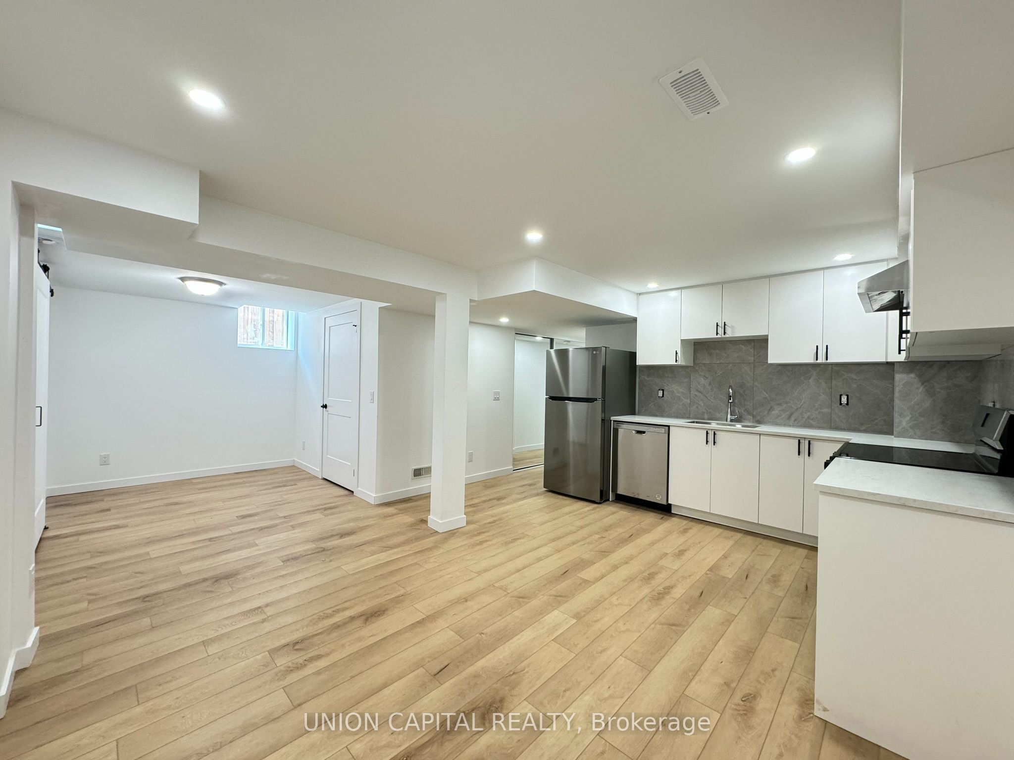 704 Courtney Valley Road Lower, Mississauga, ON L5V 0C3 photo 3