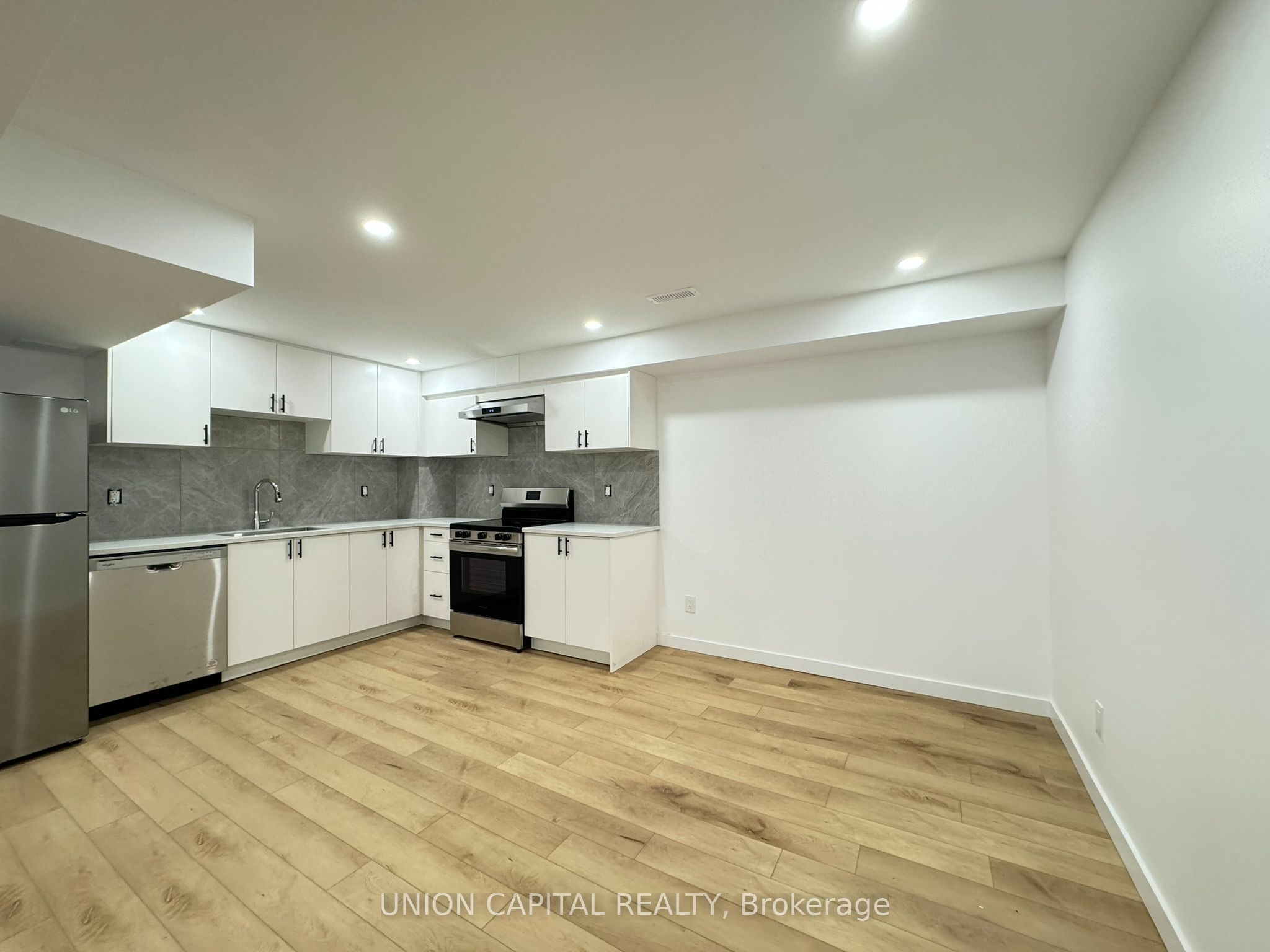 704 Courtney Valley Road Lower, Mississauga, ON L5V 0C3 photo 4