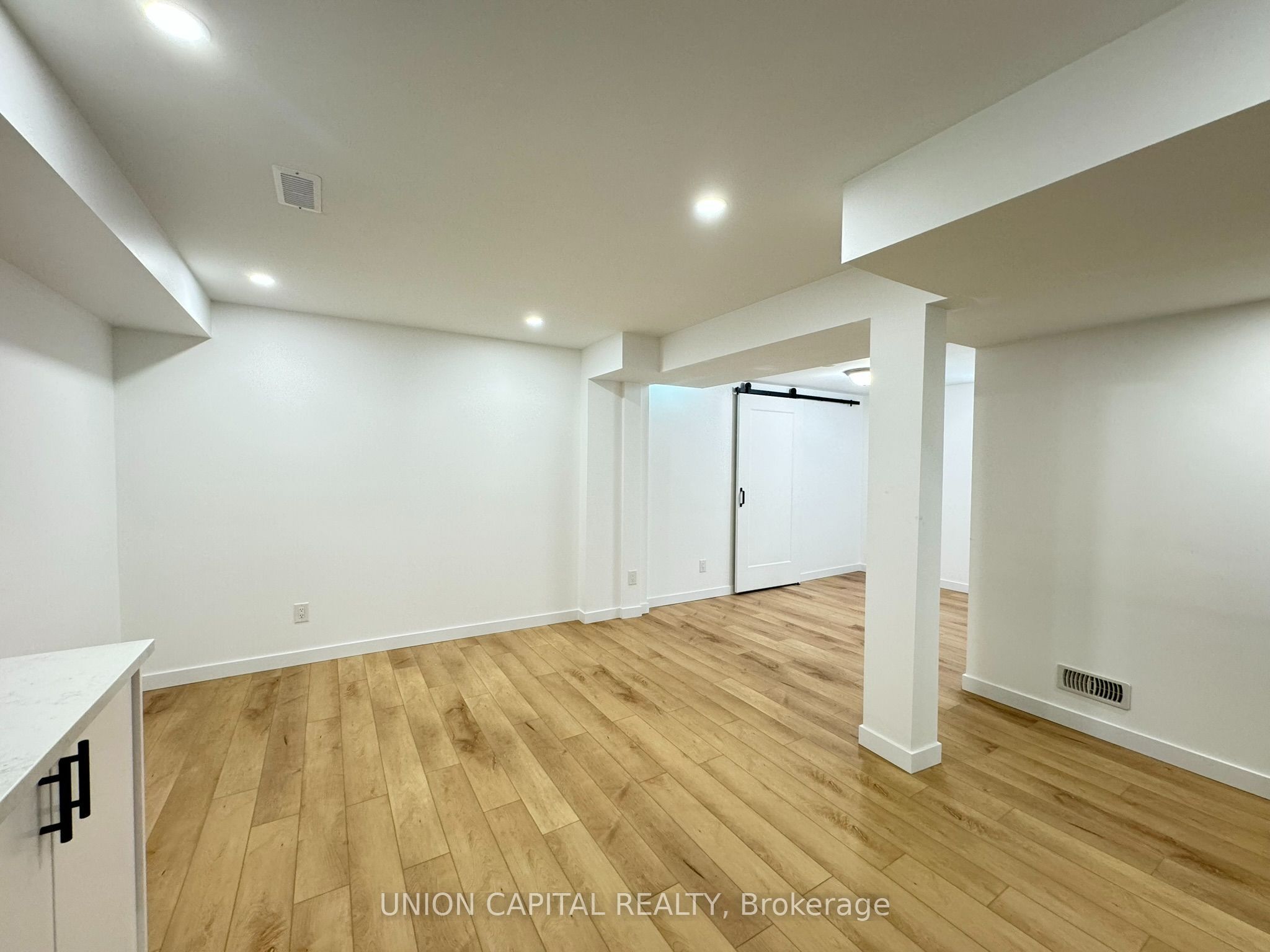 704 Courtney Valley Road Lower, Mississauga, ON L5V 0C3 photo 5
