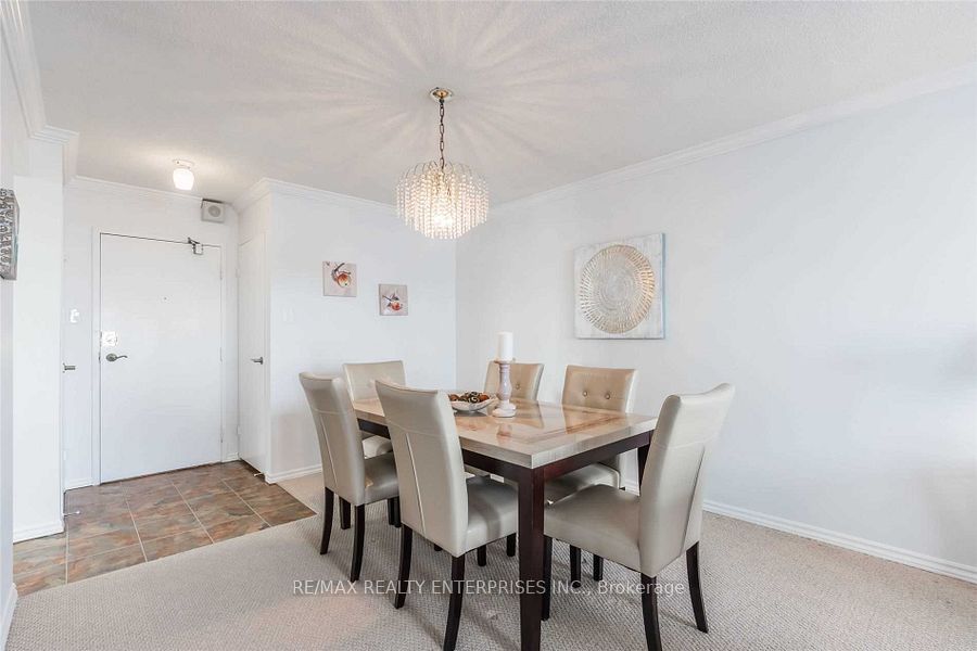 3100 Kirwin Avenue 2702, Mississauga, ON L5A 3S6 photo 2