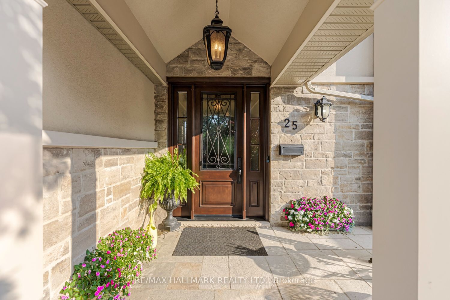 25 Queensborough Crescent, Toronto, ON M9R 1A1 photo 3