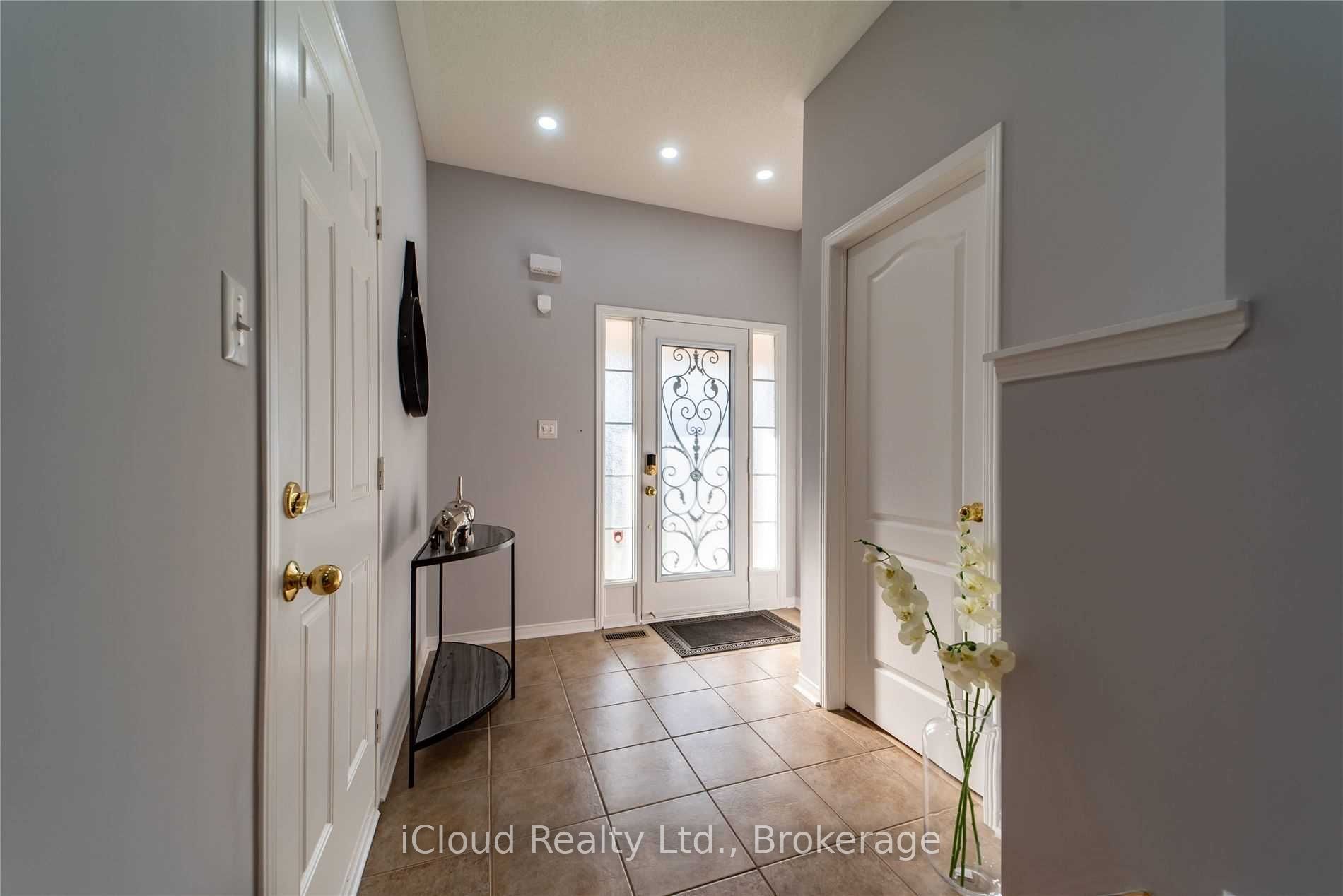 27 Hollingsworth Circle, Brampton, ON L7A 0J7 photo 2