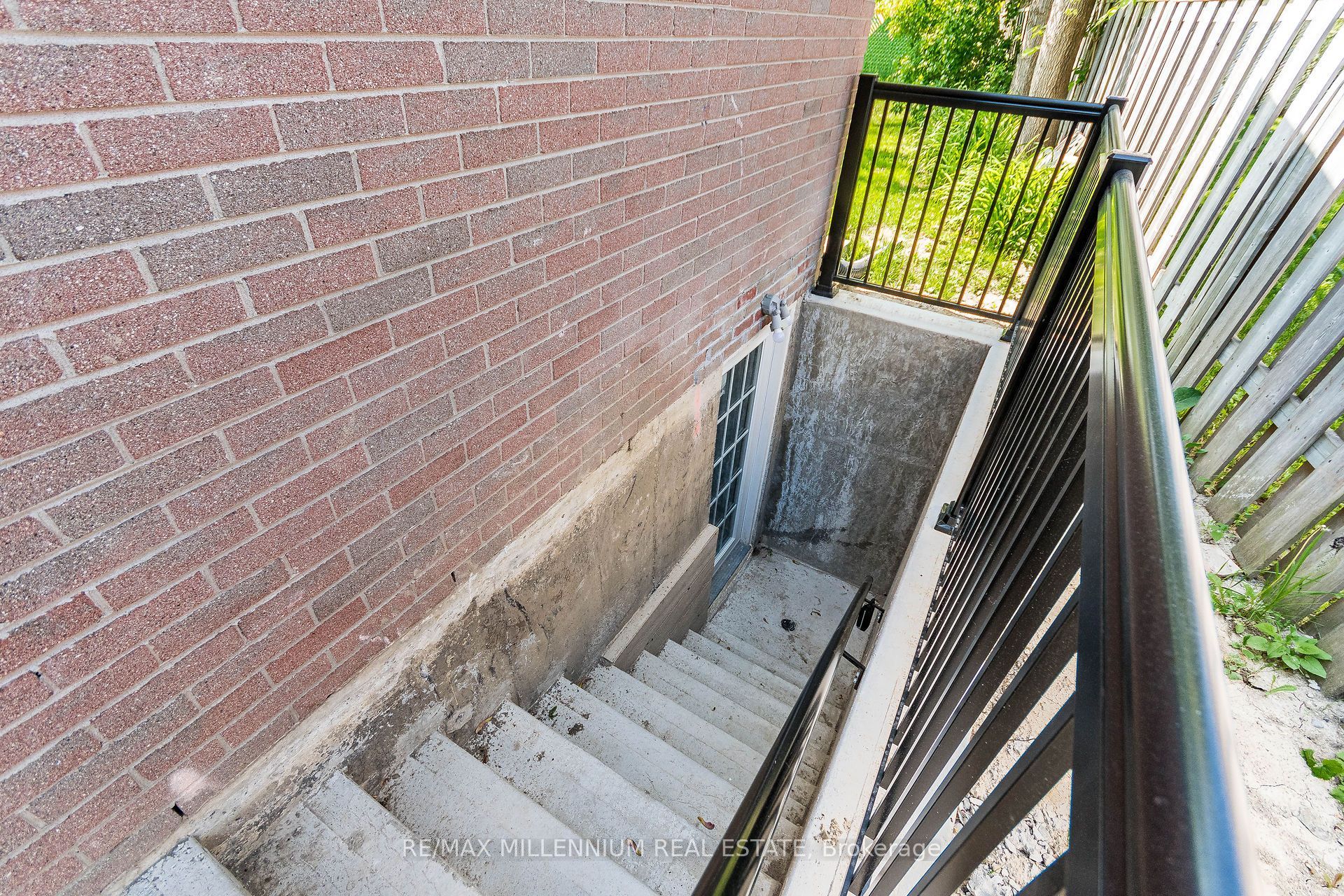 156 Folkstone Crescent, Brampton, ON L6T 3M5 photo 2