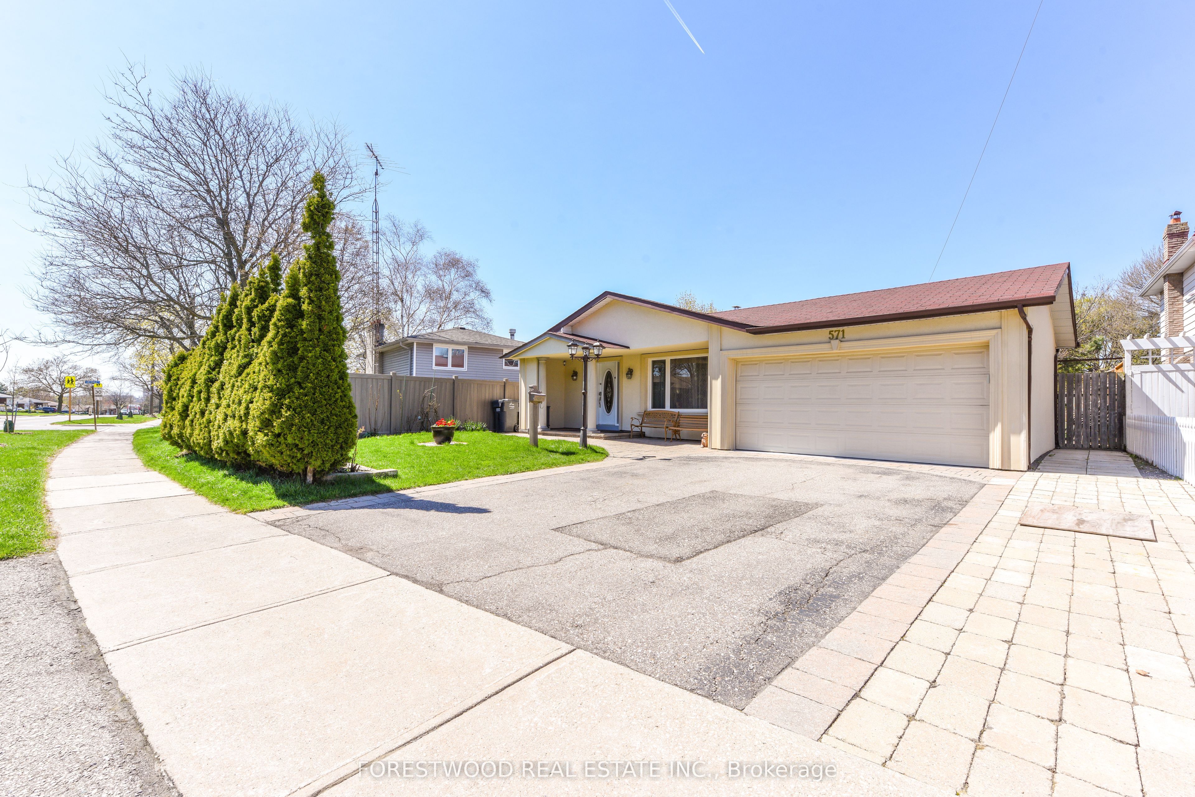 571 Silver Creek Boulevard, Mississauga, ON L5A 2B6 photo 2