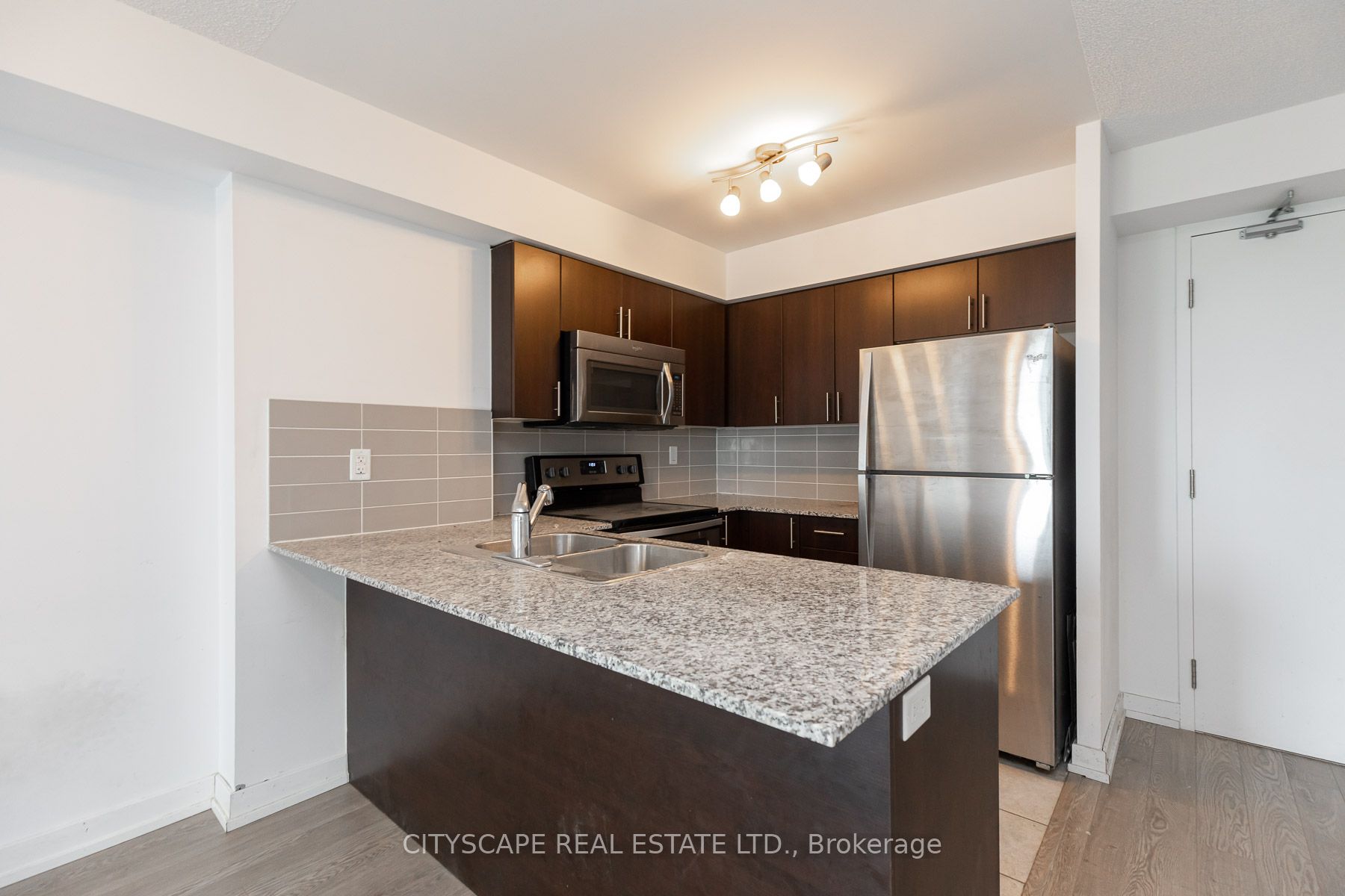 1410 Dupont Street 1808, Toronto, ON M6H 0B6 photo 3