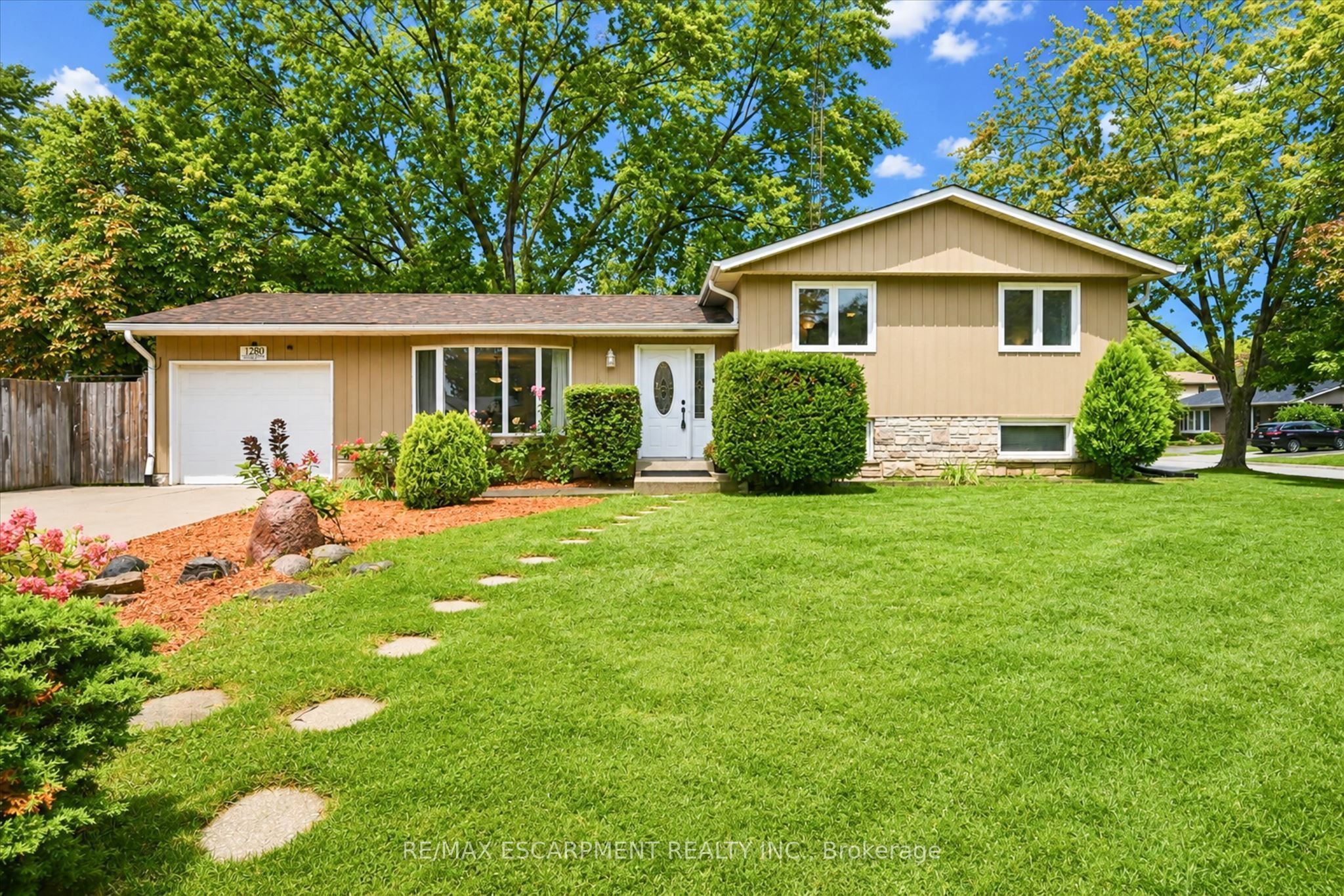 1280 ALDRIDGE Crescent, Burlington, ON L7M 1H9 photo 2
