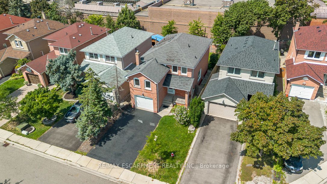 853 Apple Gate Court, Mississauga, ON L5C 4L8 photo 3
