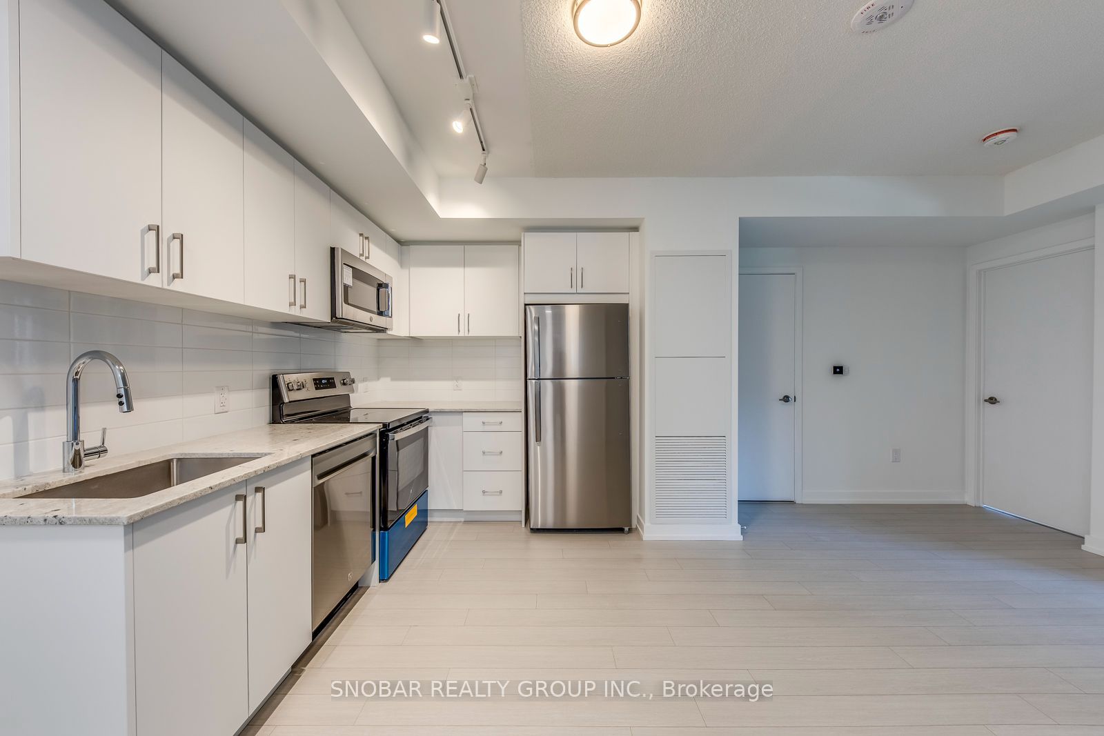 4000 Eglinton Avenue W 210, Toronto, ON M9A 4M2 photo 3