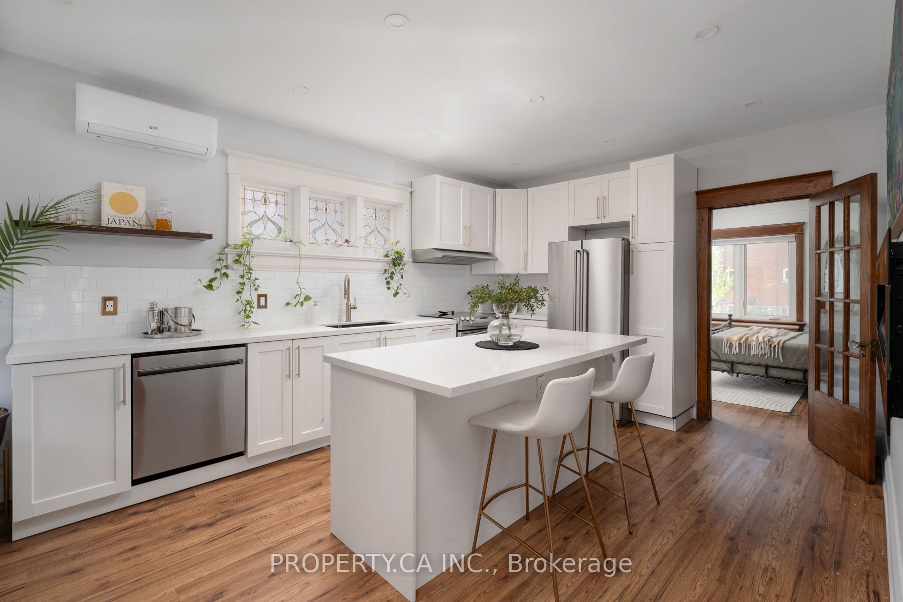 9 Fairview Avenue, Toronto, ON M6P 3A2 photo 2