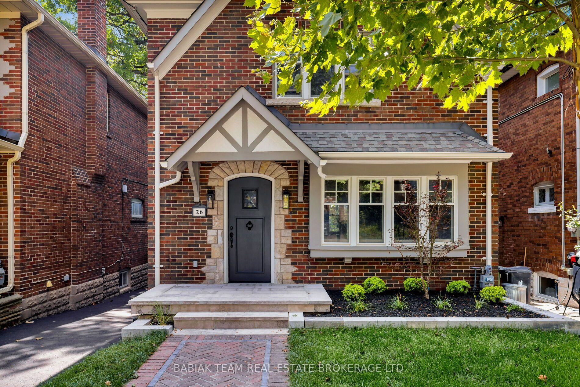 26 Riverview Gardens, Toronto, ON M6S 4E5 photo 2