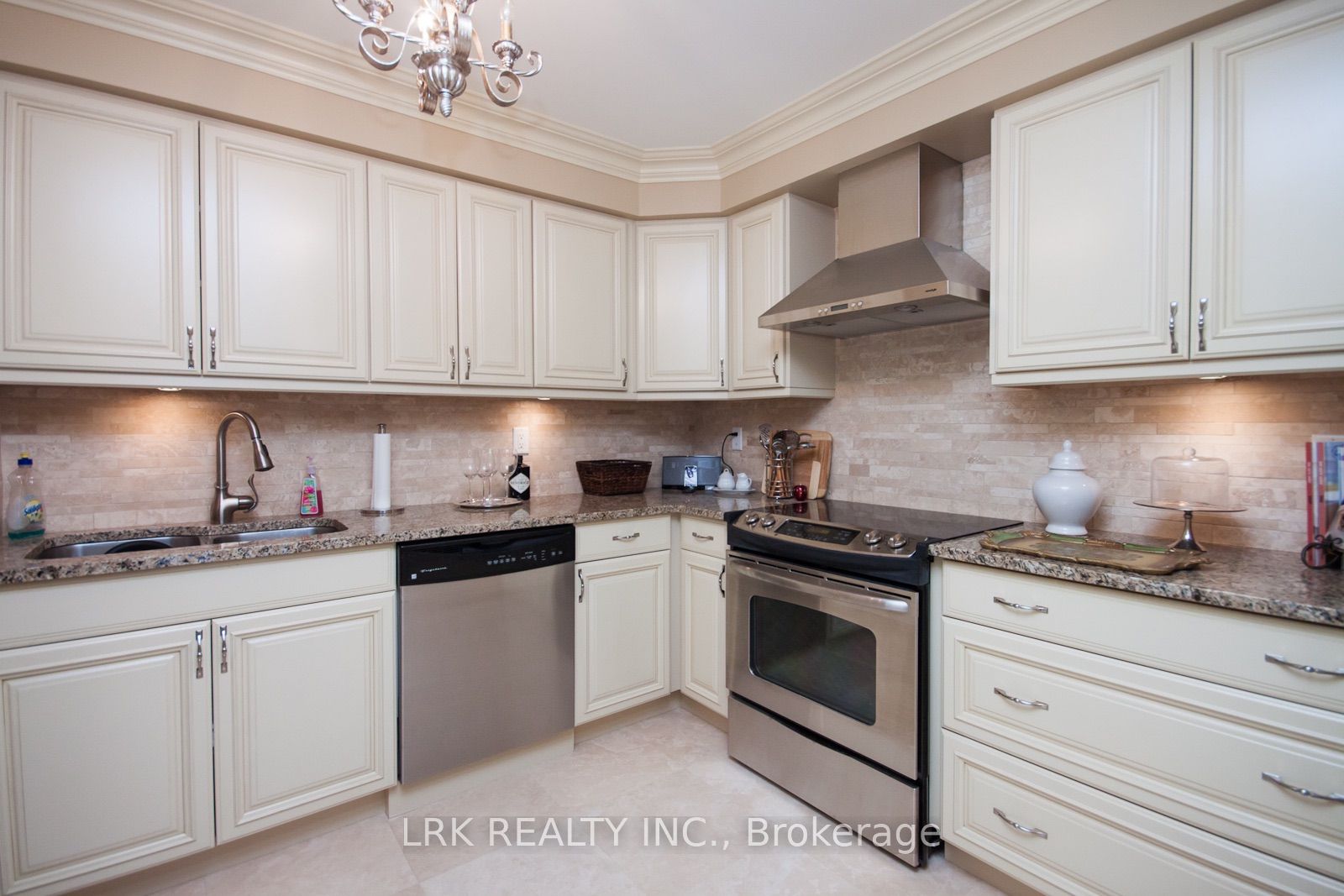 2261 Lakeshore Boulevard W 818, Toronto, ON M8V 3X1 photo 2
