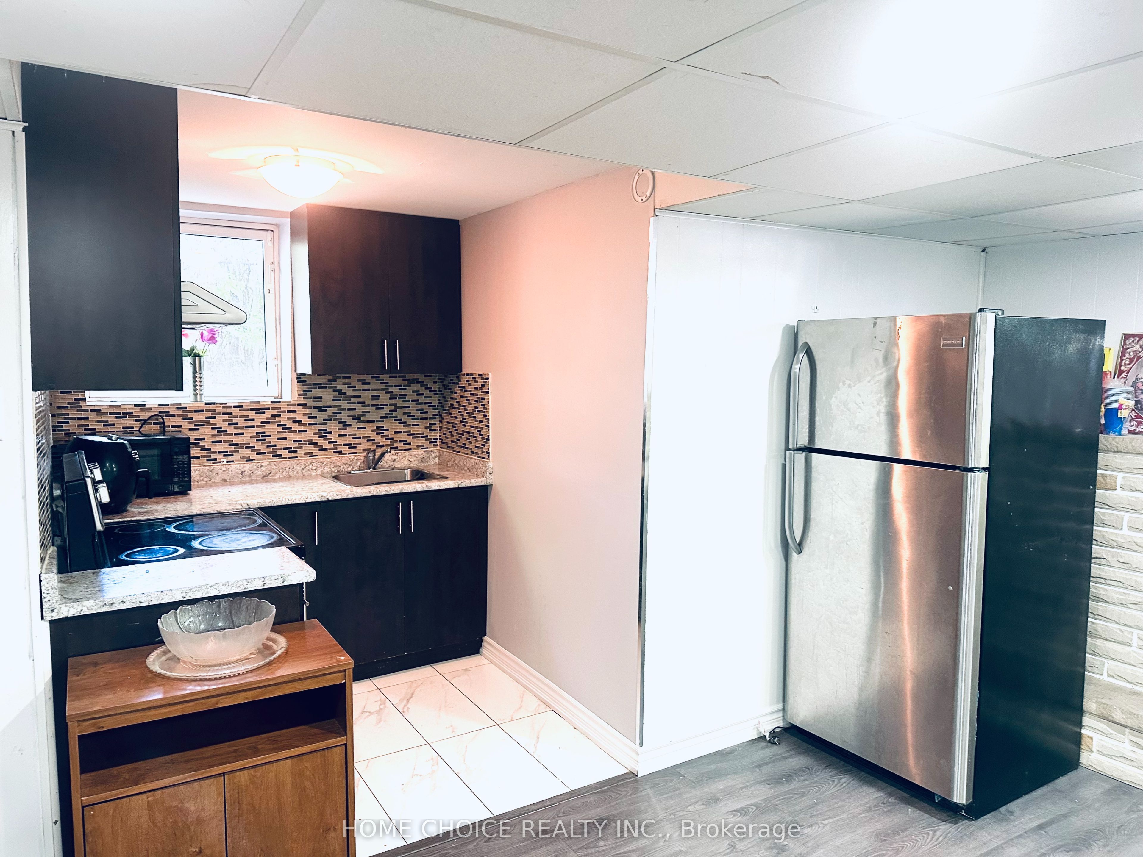 130 Earnscliffe Circle lower level, Brampton, ON L6T 2B5 photo 3