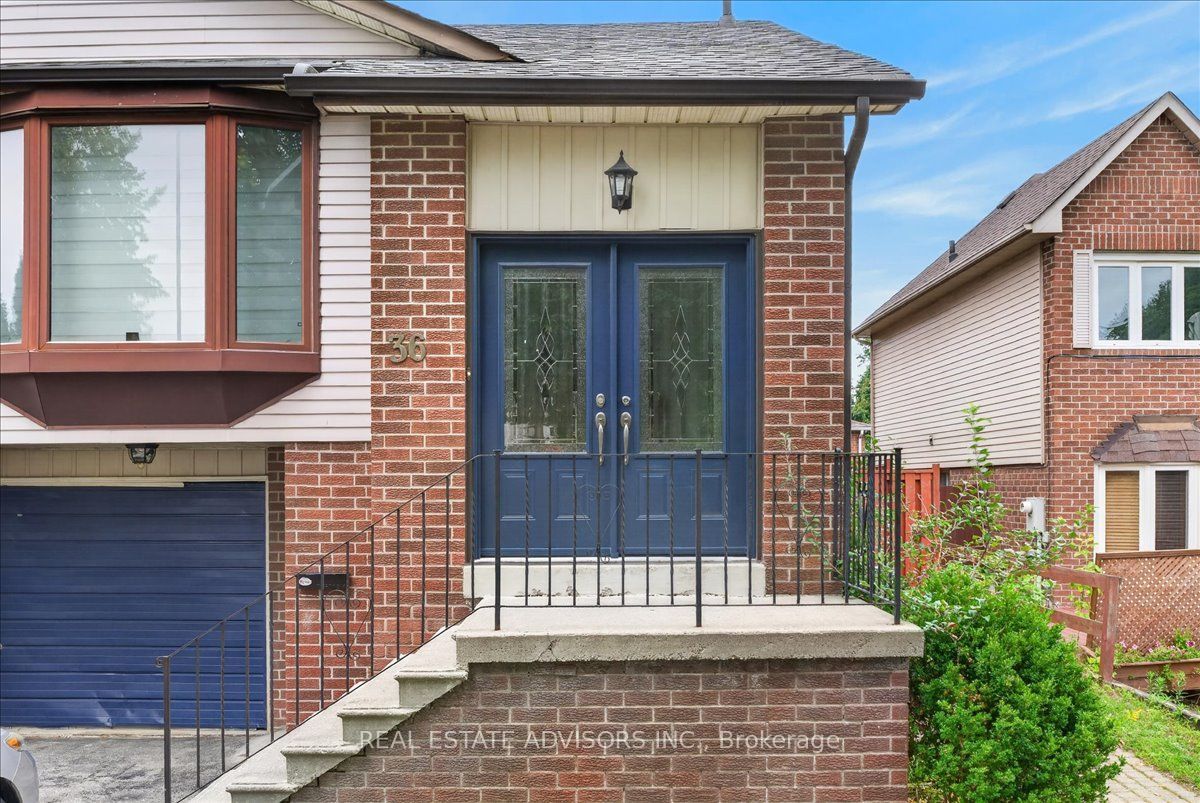 36 Mount Pleasant Drive, Brampton, ON L6Z 1K2 photo 2