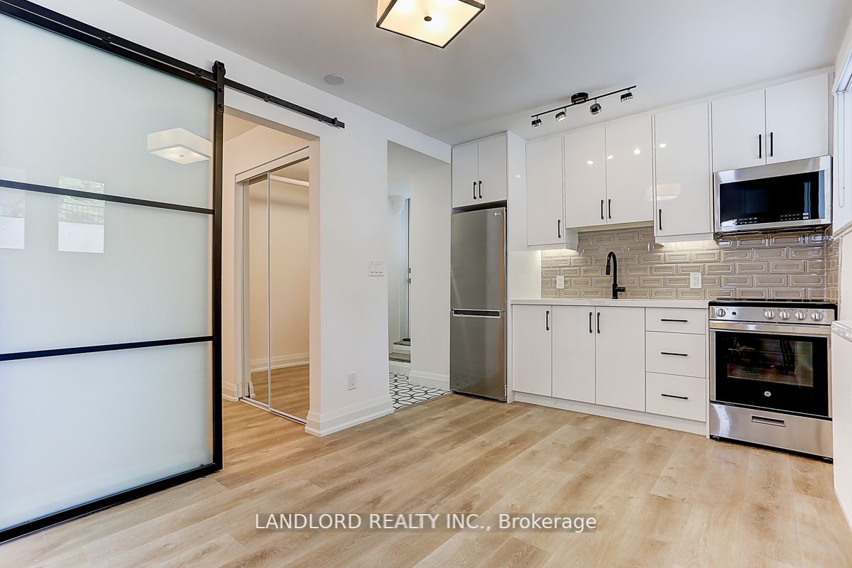 2520 Bloor Street W 23, Toronto, ON M6S 1R8