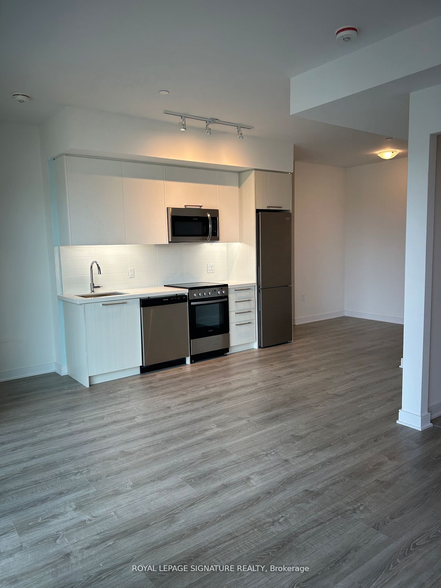 25 Neighbourhood Lane 1012, Toronto, ON M8Y 0C4 photo 2