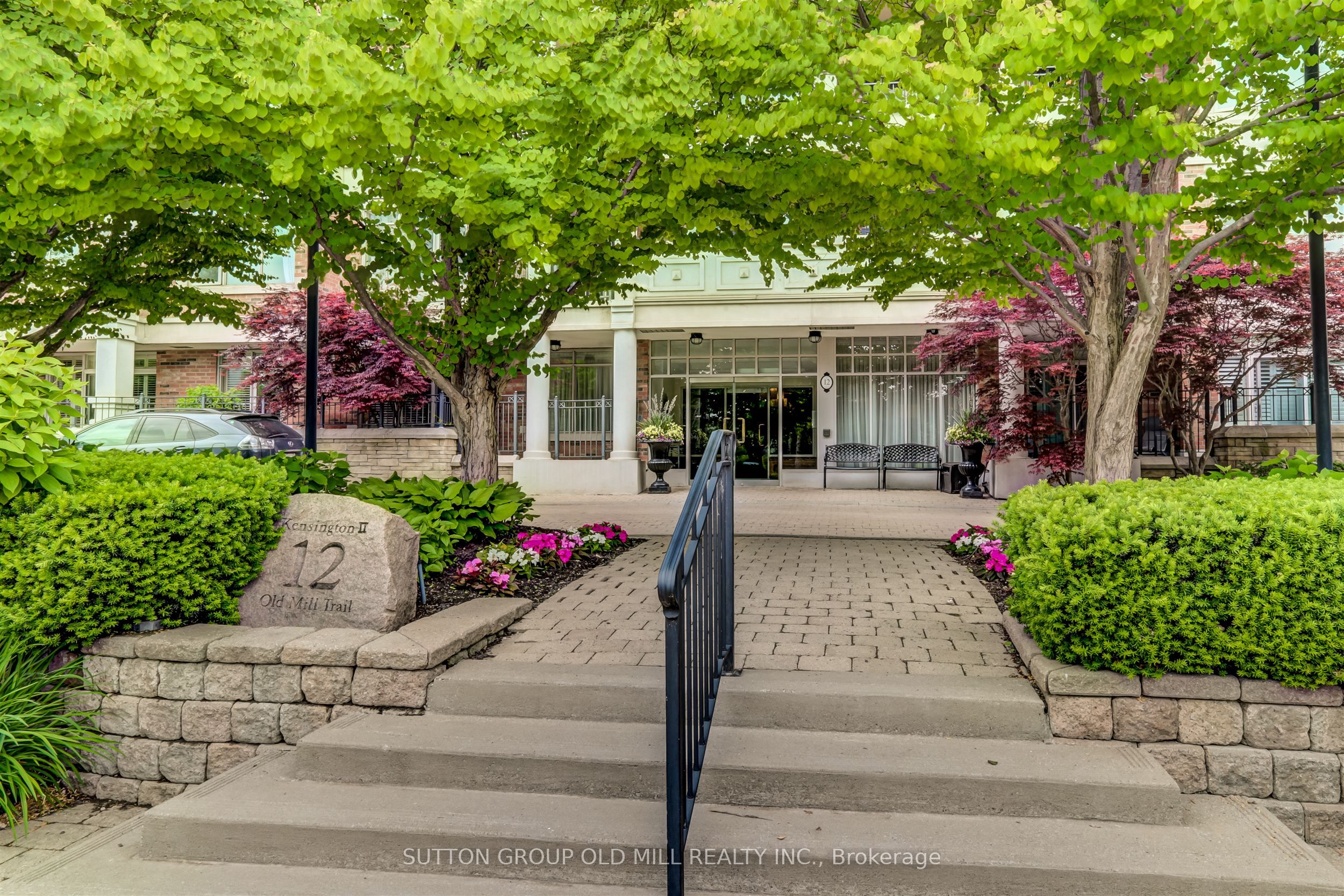 12 Old Mill Trail 203, Toronto, ON M8X 2Z4 photo 2