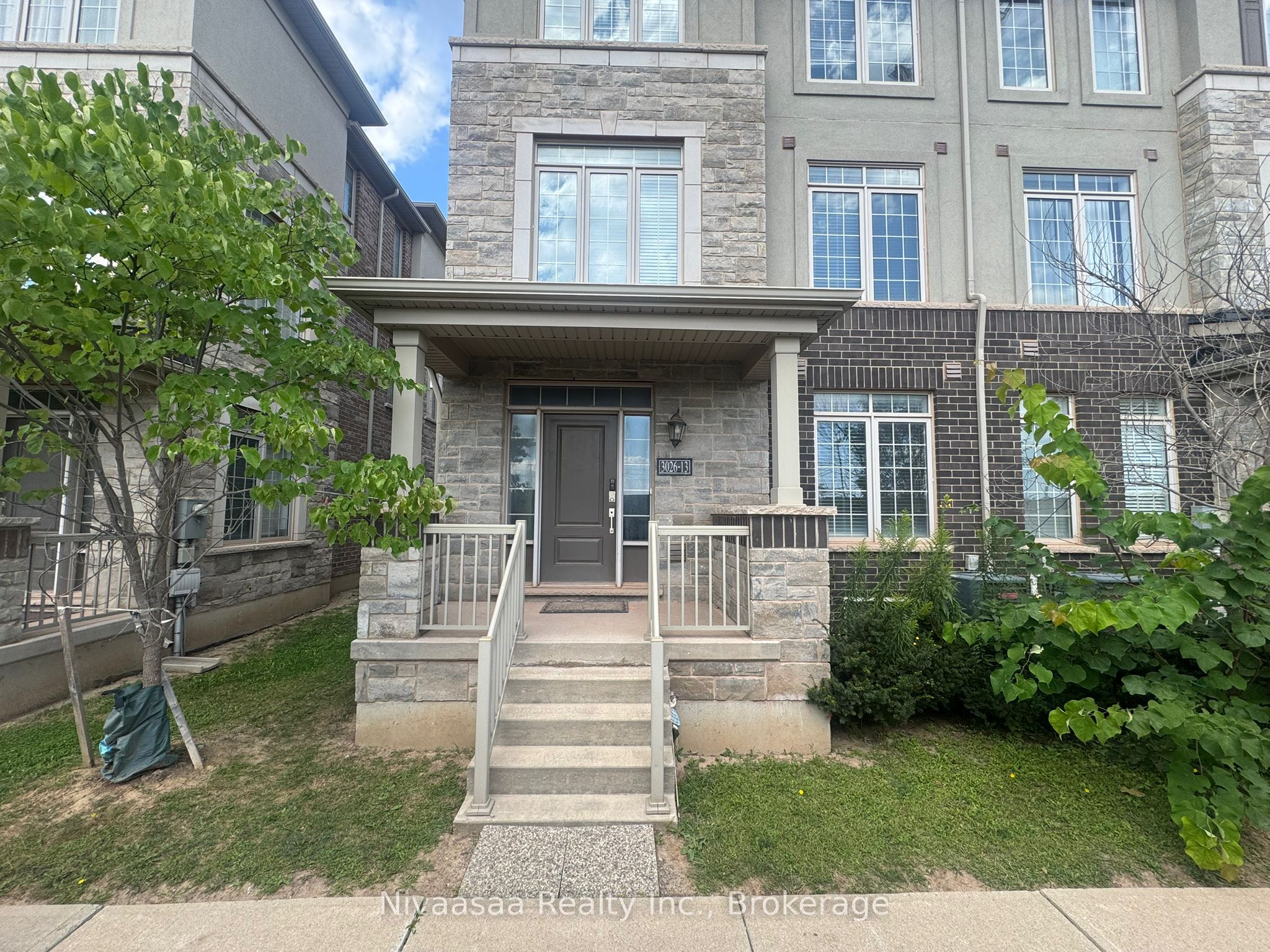 3026 Postridge Drive 13, Oakville, ON L6H 7E3 photo 2