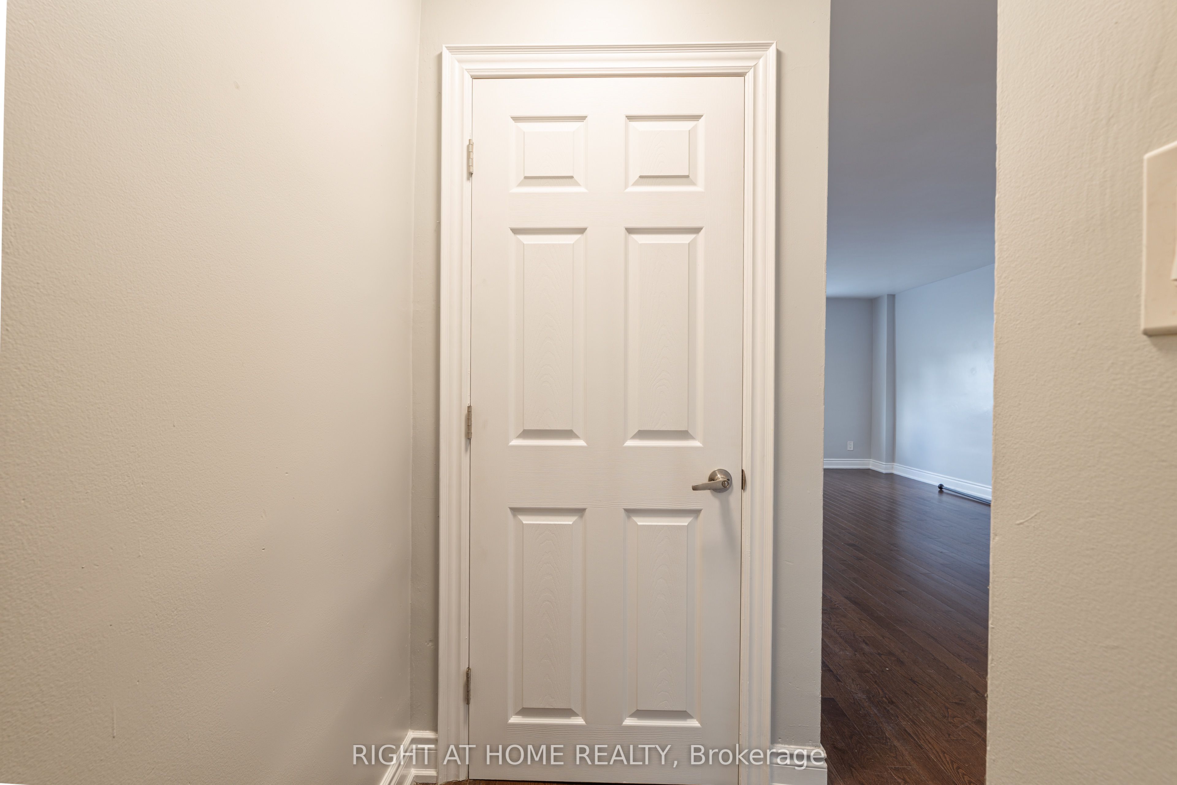 1132 The Queensway Avenue A, Toronto, ON M8Z 1P7 photo 2