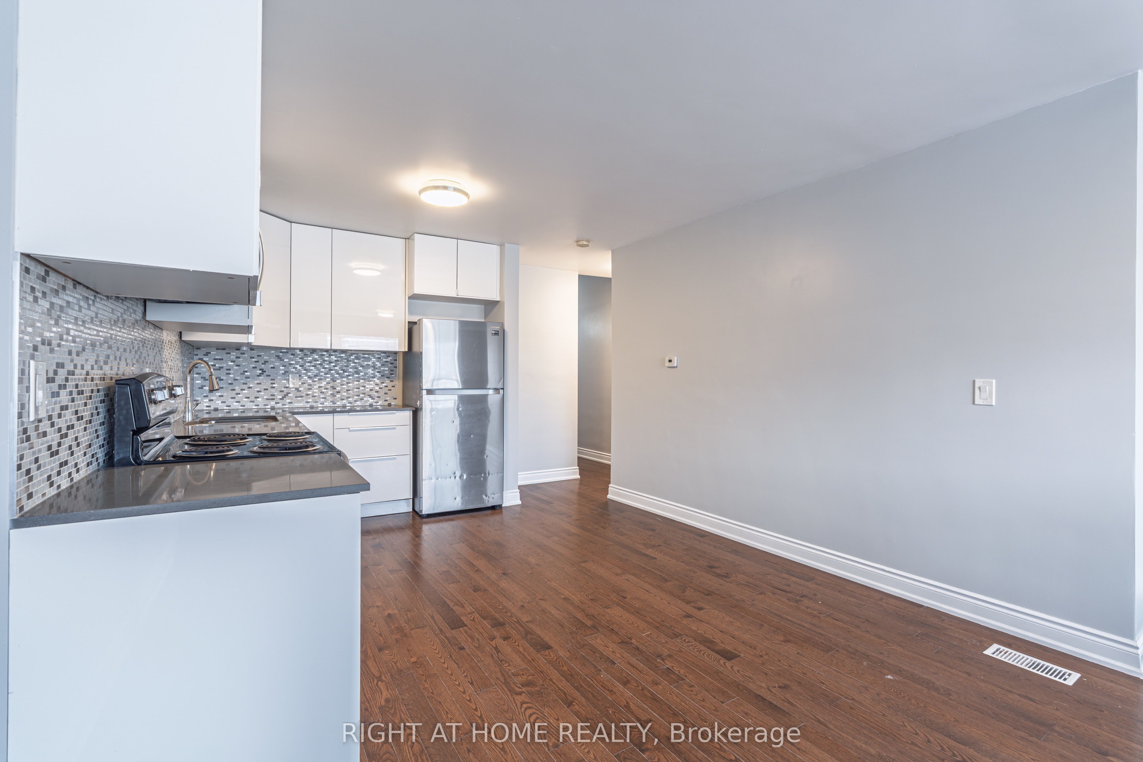 1132 The Queensway Avenue A, Toronto, ON M8Z 1P7 photo 5