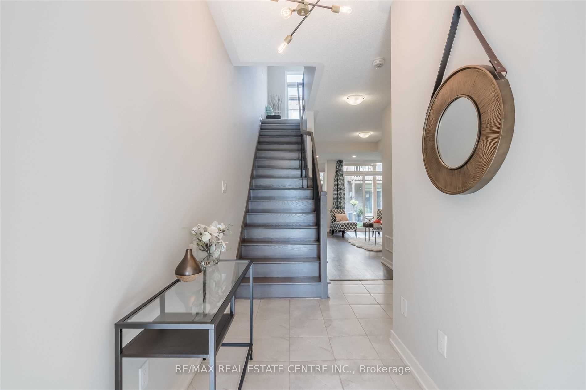 181 Sabina Drive, Oakville, ON L6H 0L4 photo 2