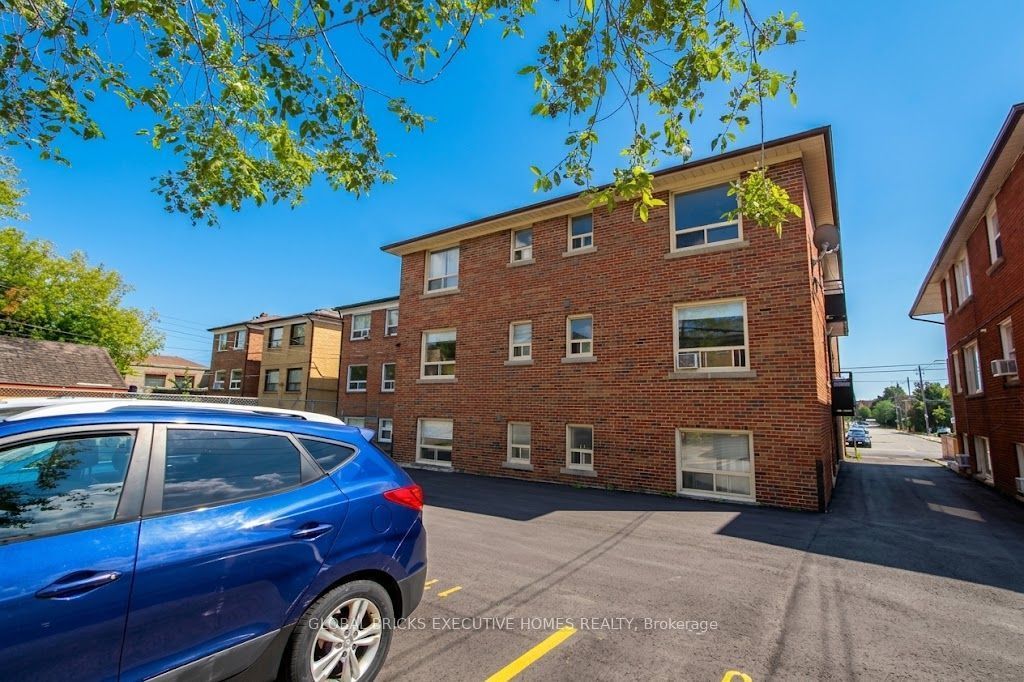 136 Portland Street, Toronto, ON M8Y 1B2 photo 3