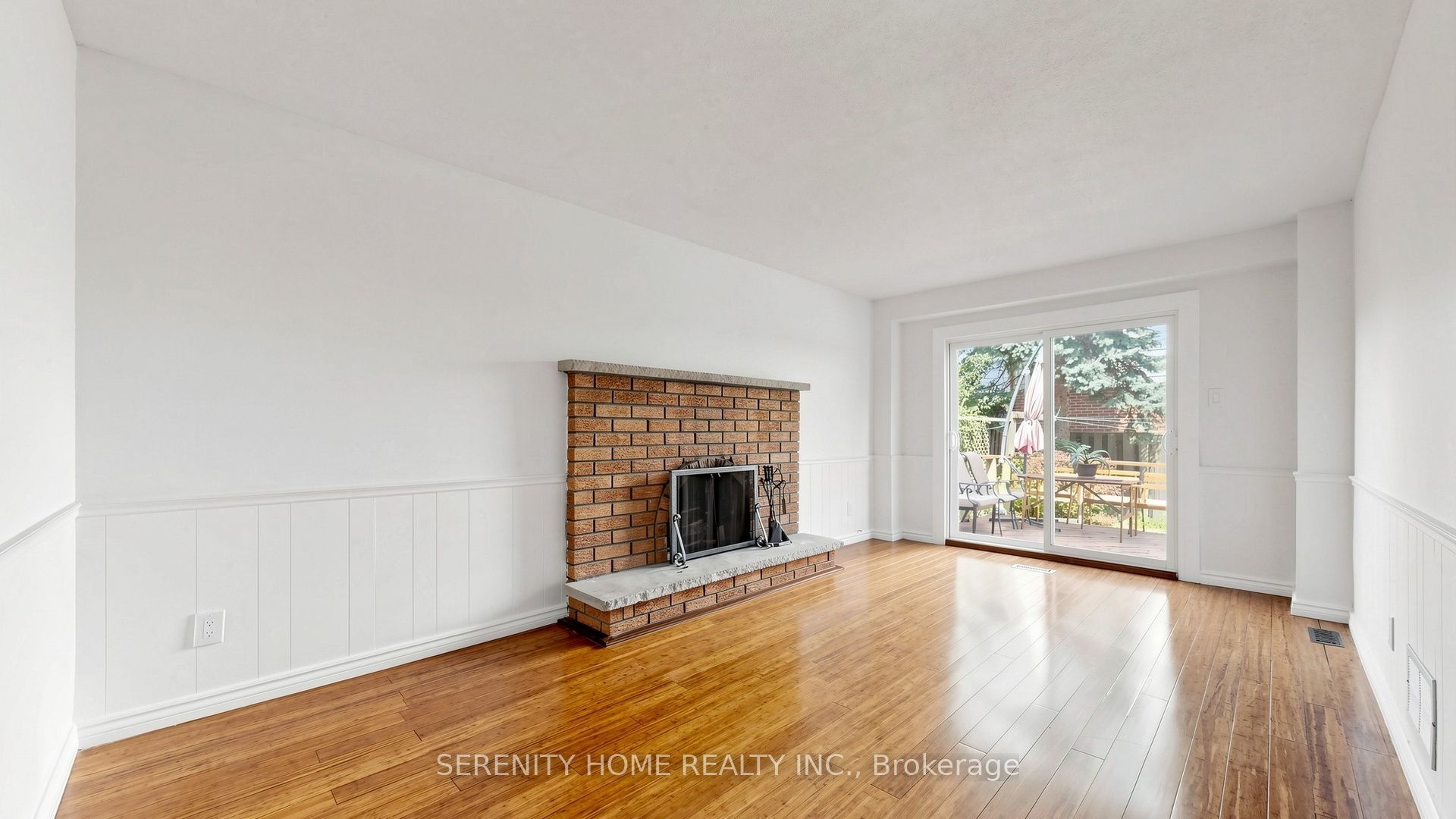 957 Queensbridge Drive, Mississauga, ON L5C 3M8 photo 2
