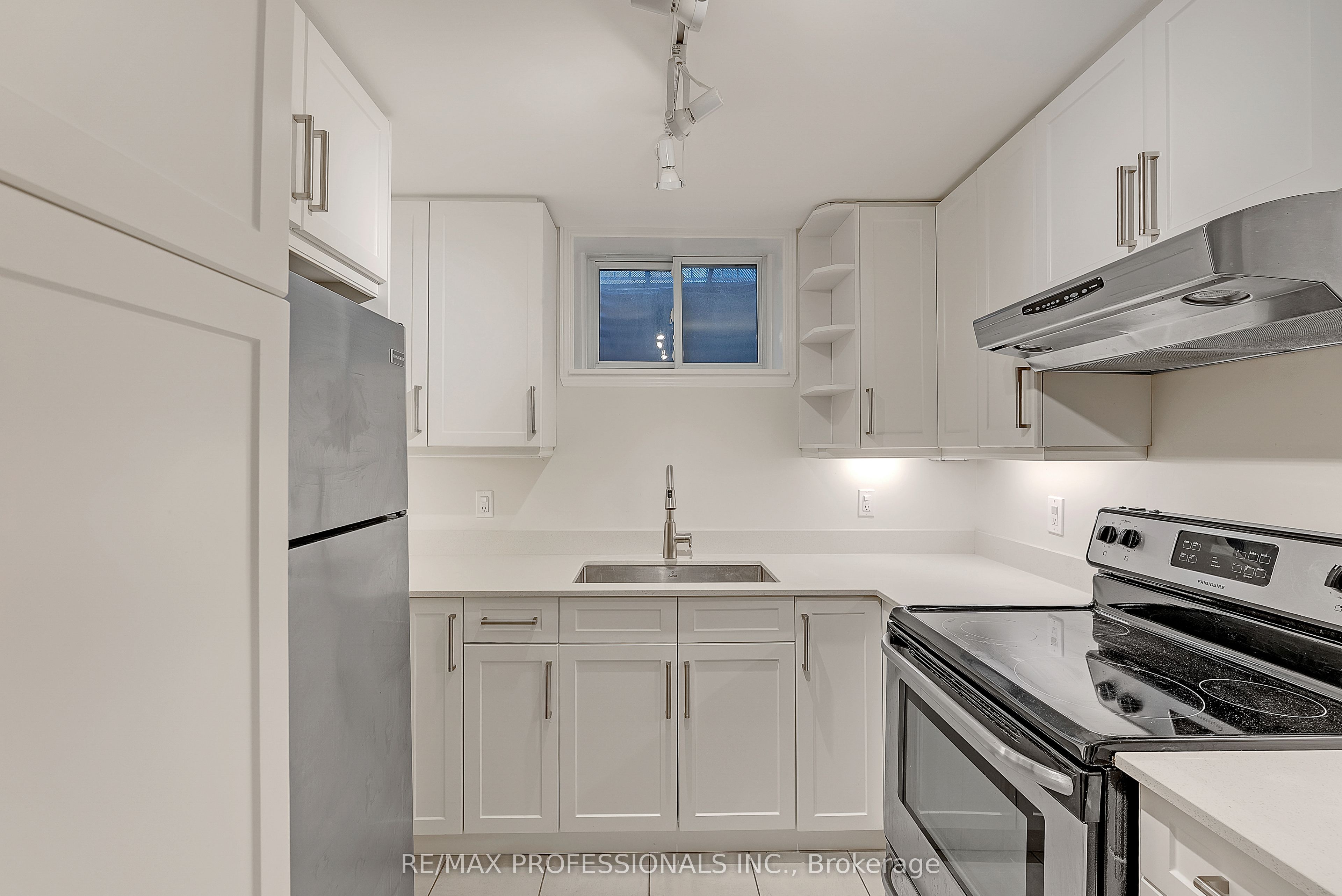 5B Old Mill Drive Lower, Toronto, ON M6S 4J7 photo 4