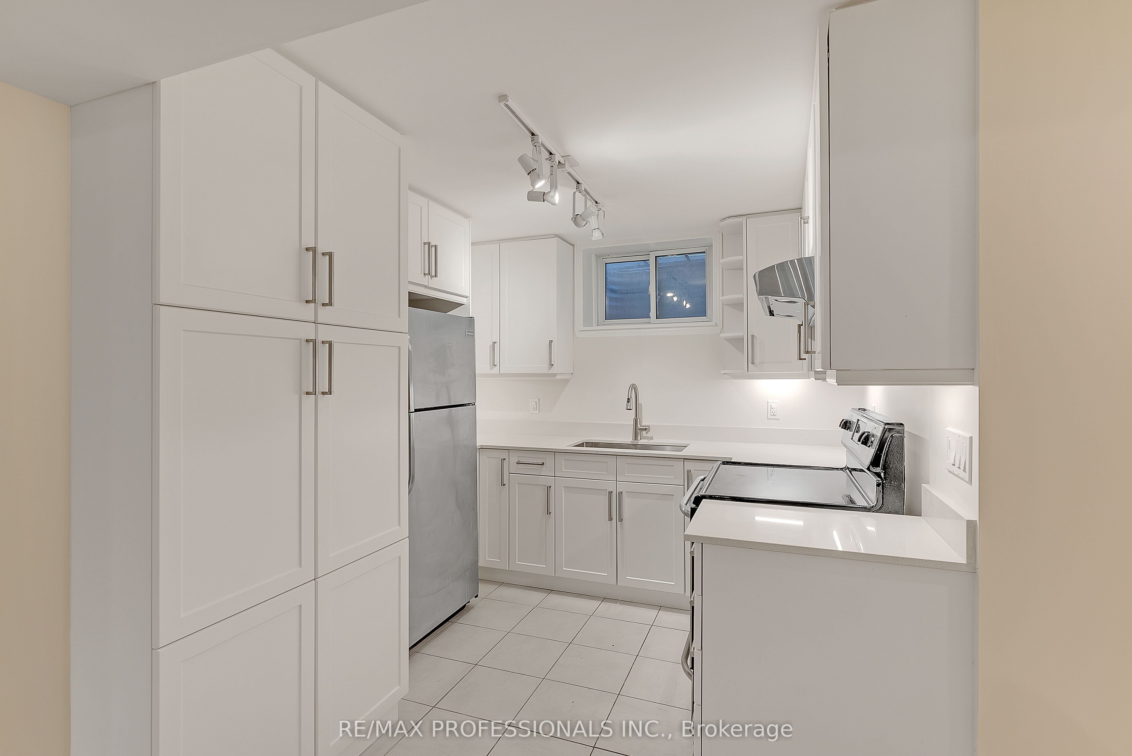 5B Old Mill Drive Lower, Toronto, ON M6S 4J7 photo 5