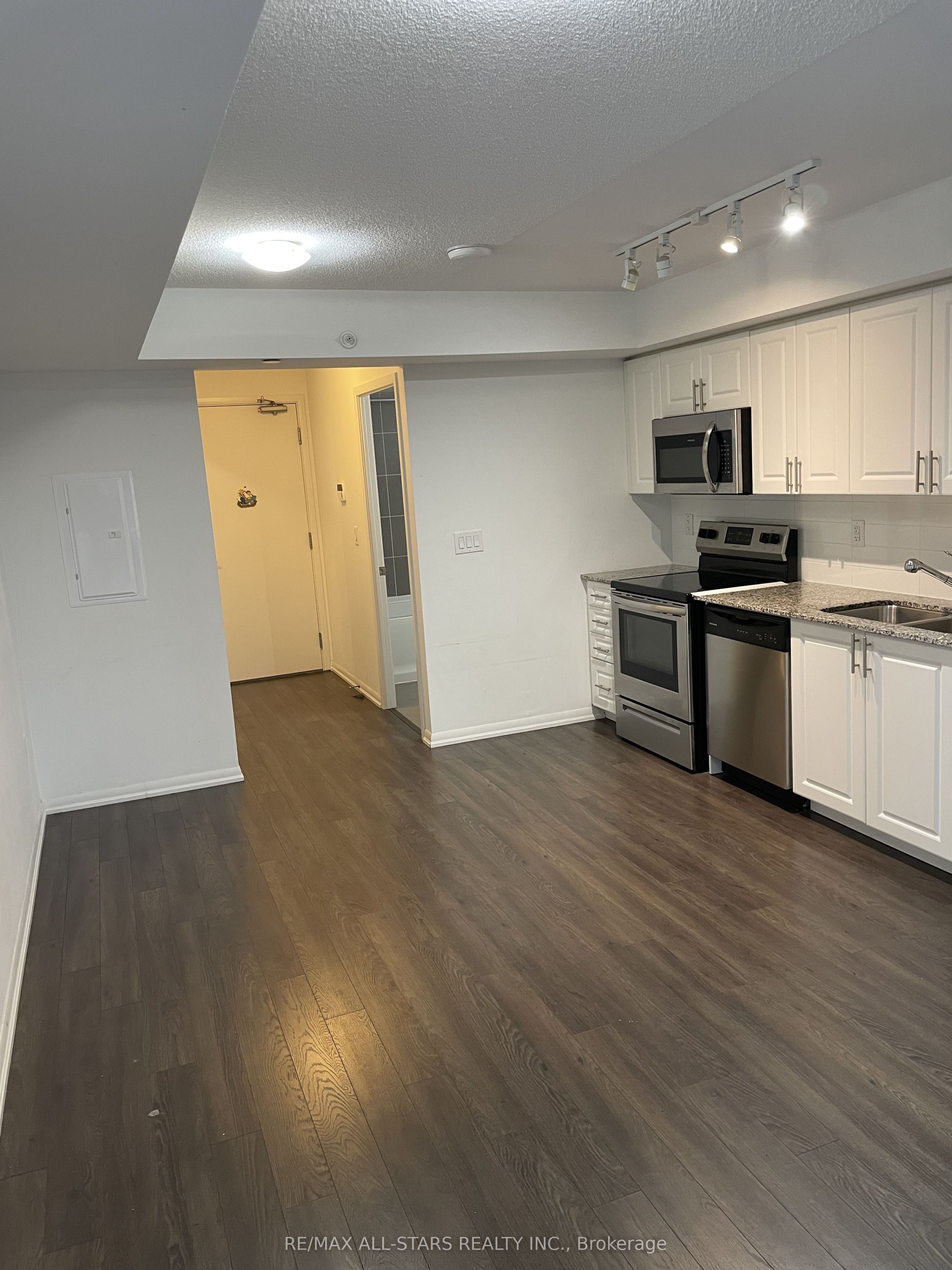 3091 Dufferin Street 409, Toronto, ON M6A 2S7 photo 3