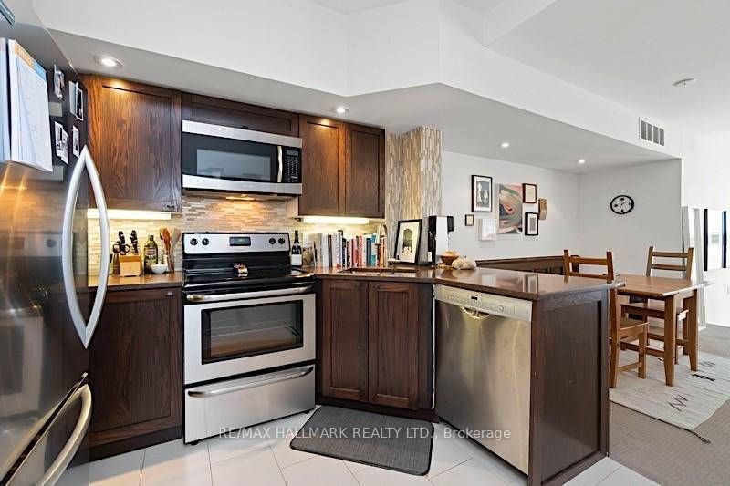228 Pacific Avenue Main, Toronto, ON M6P 2P5 photo 2