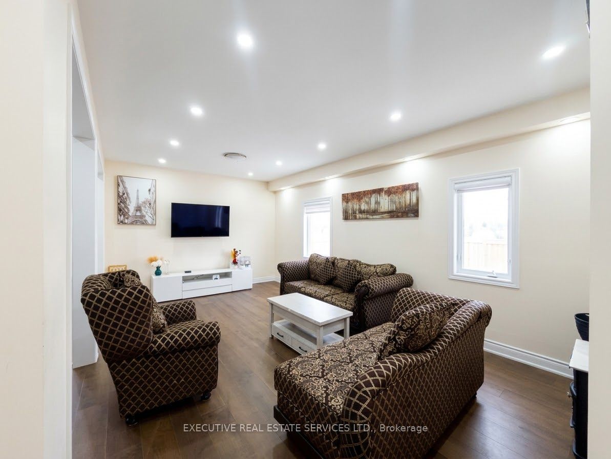 118 Turquoise Crescent, Brampton, ON L6P 2R3 photo 2