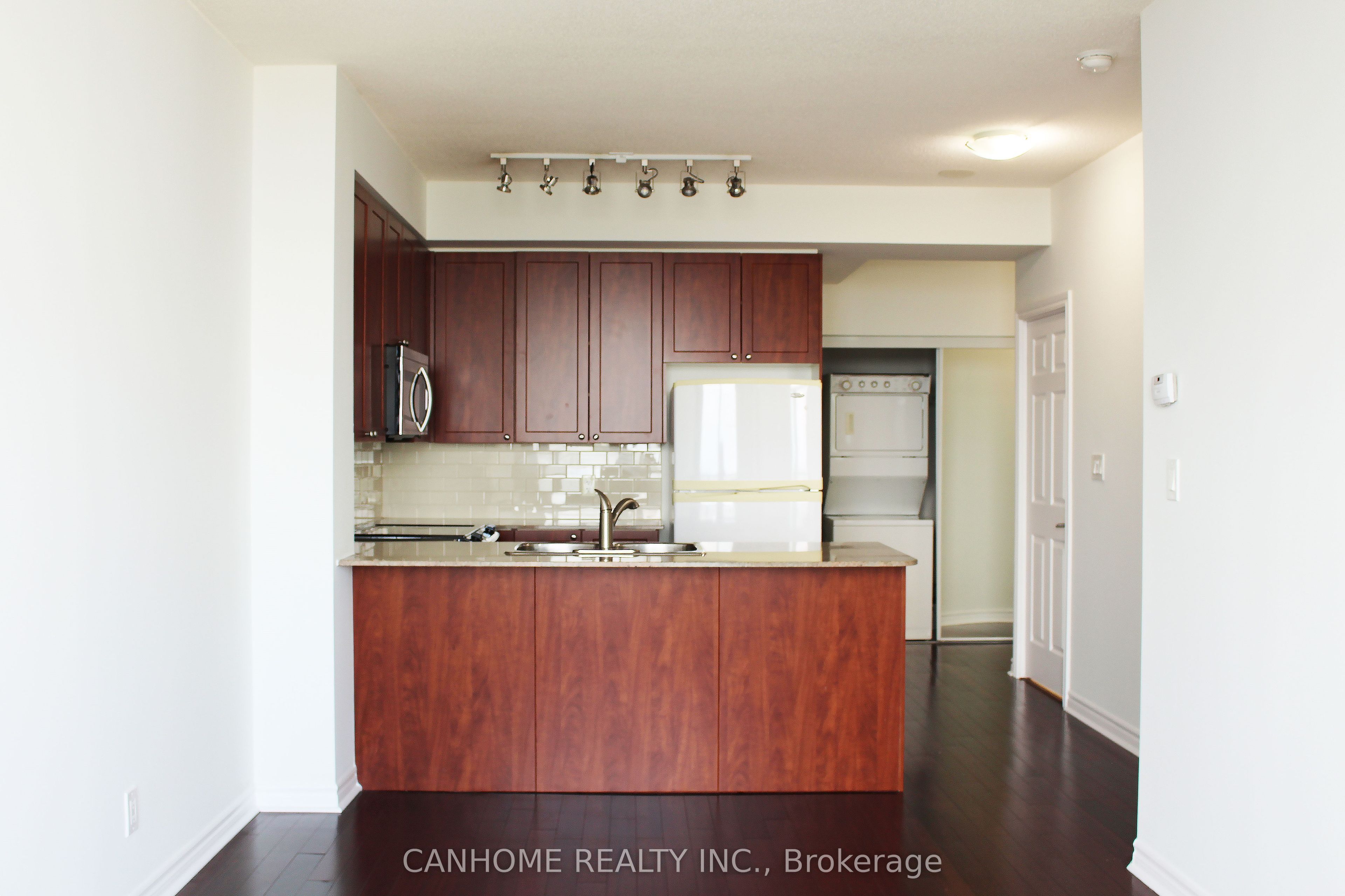 3504 Hurontario Street 3011, Mississauga, ON L5B 0B9 photo 5