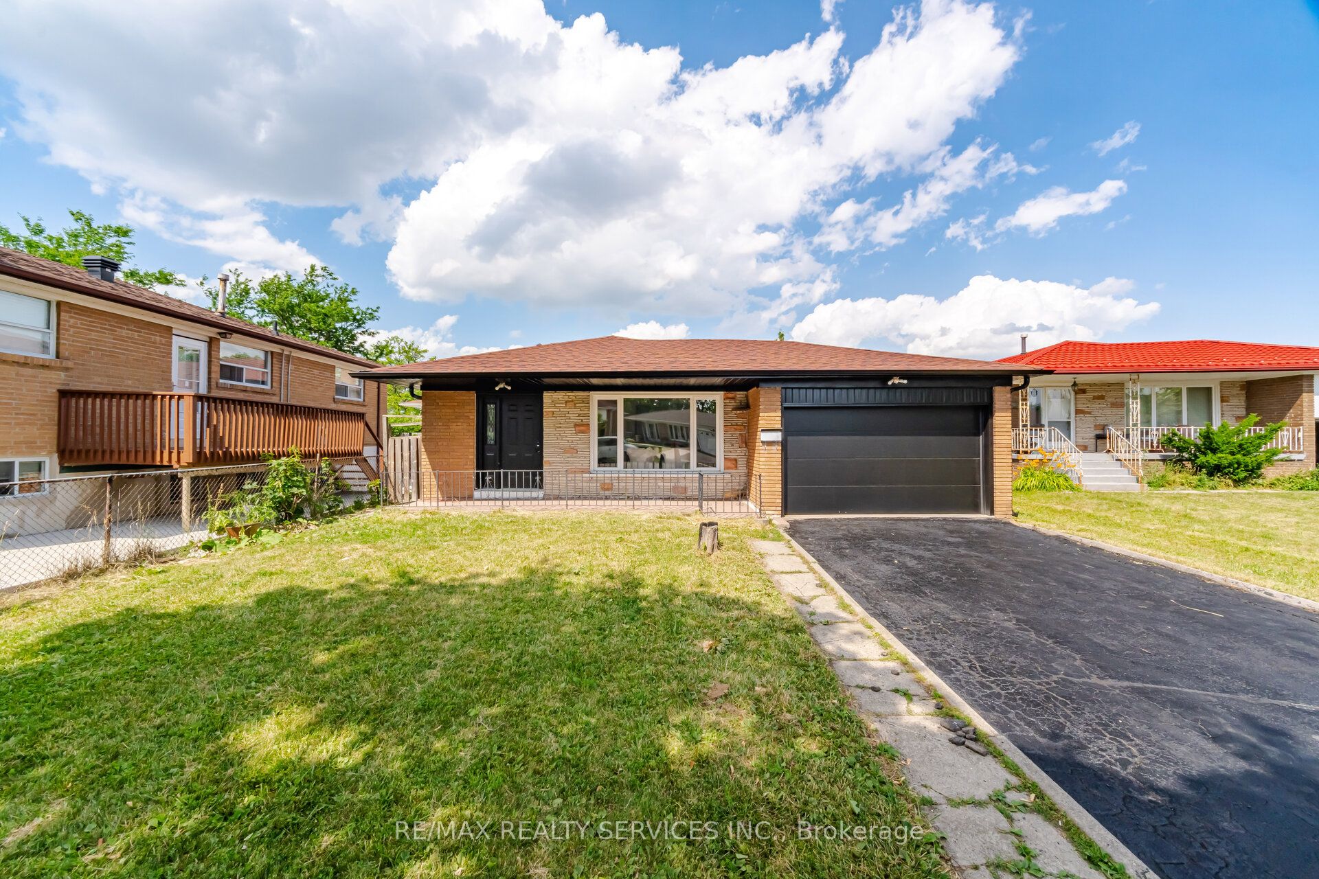 7493 Netherwood Road, Mississauga, ON L4T 2N7 photo 2
