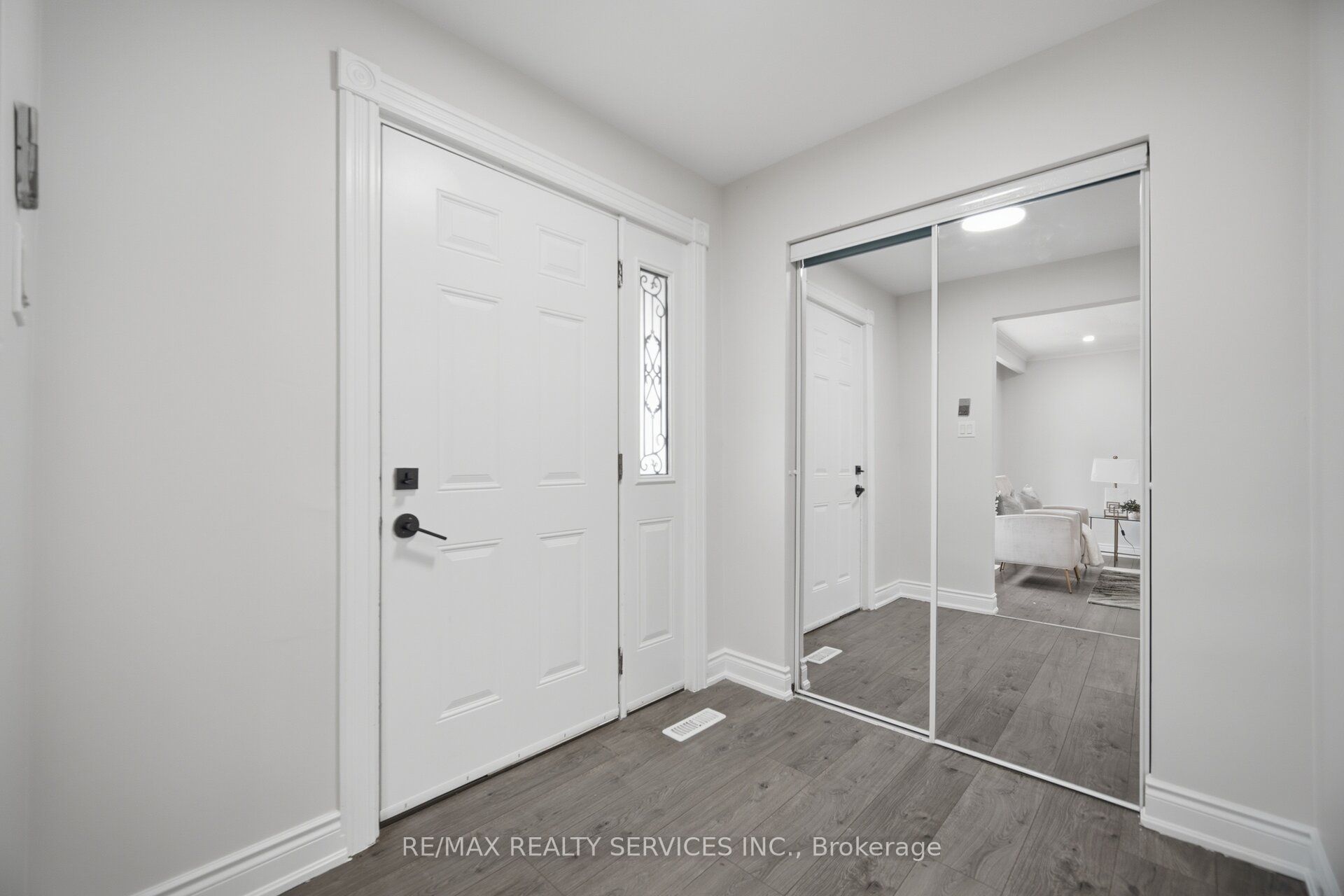 7493 Netherwood Road, Mississauga, ON L4T 2N7 photo 3