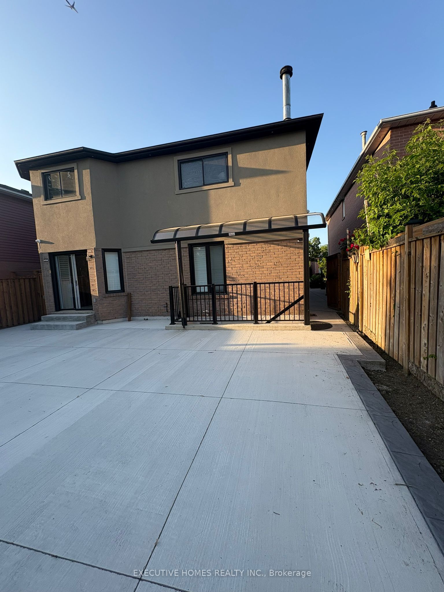 5952 Grossbeak Drive Lower, Mississauga, ON L5N 6B3