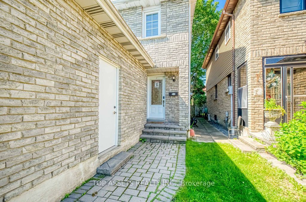 4088 Uxbridge Lane, Mississauga, ON L4W 3N3 photo 2