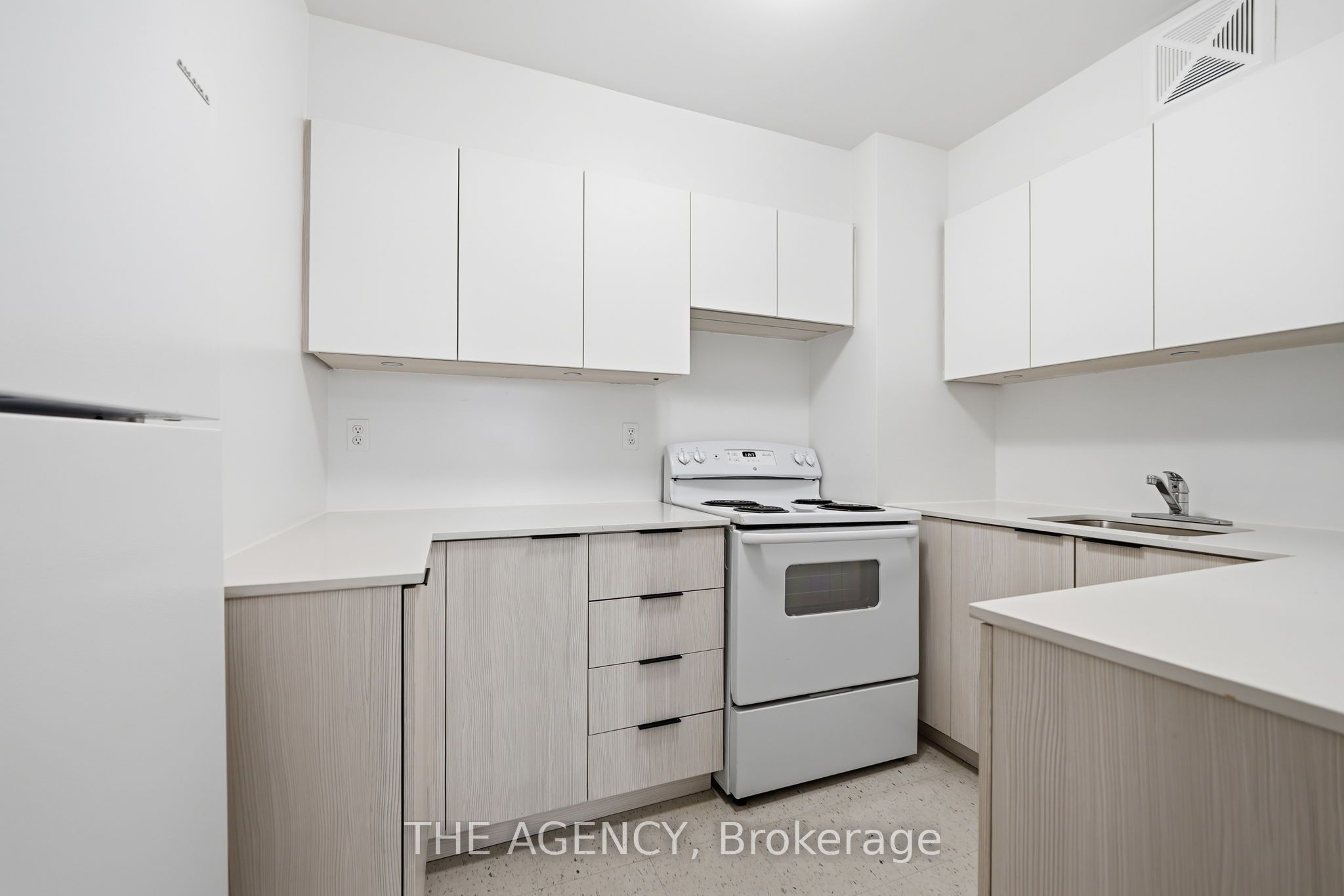2350 Dundas Street W 1910A, Toronto, ON M6P 4B1 photo 5