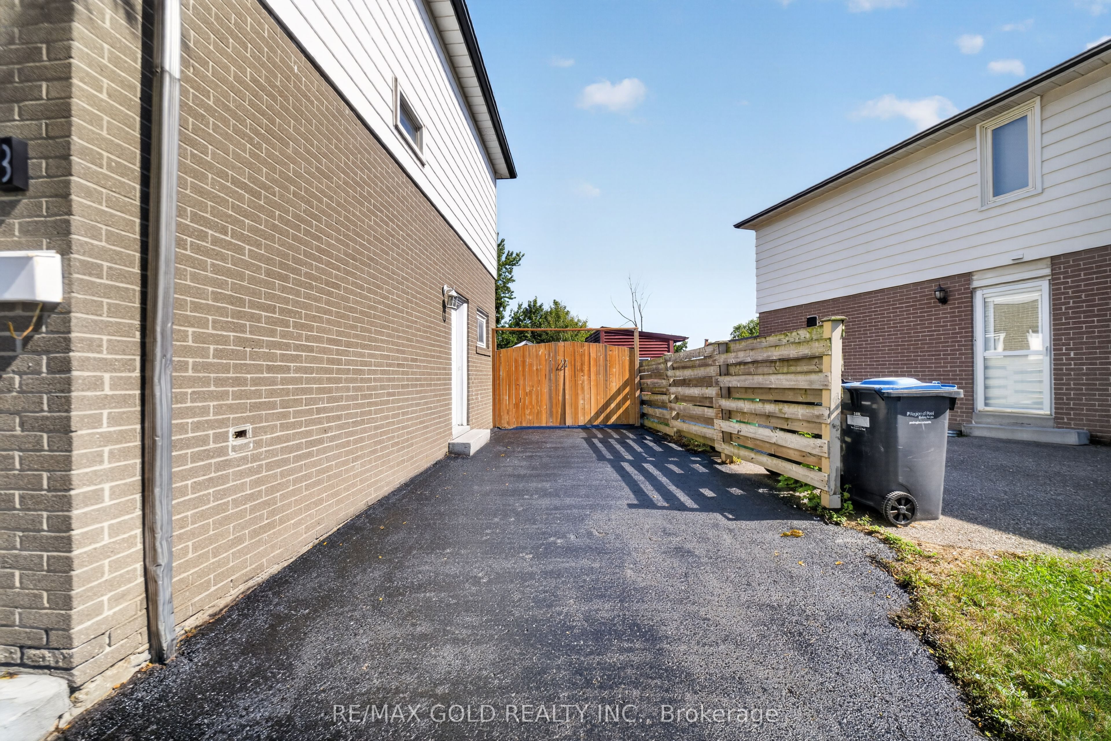 8 Earnscliffe Gate, Brampton, ON L6T 3B3 photo 3