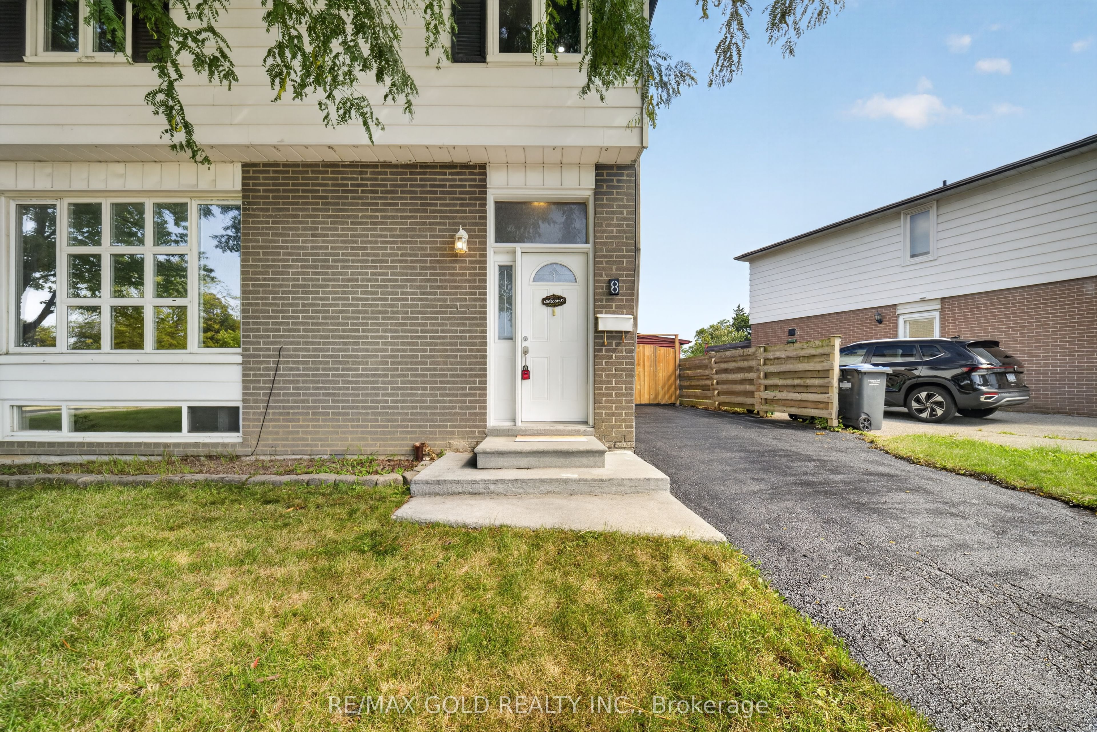 8 Earnscliffe Gate, Brampton, ON L6T 3B3 photo 4