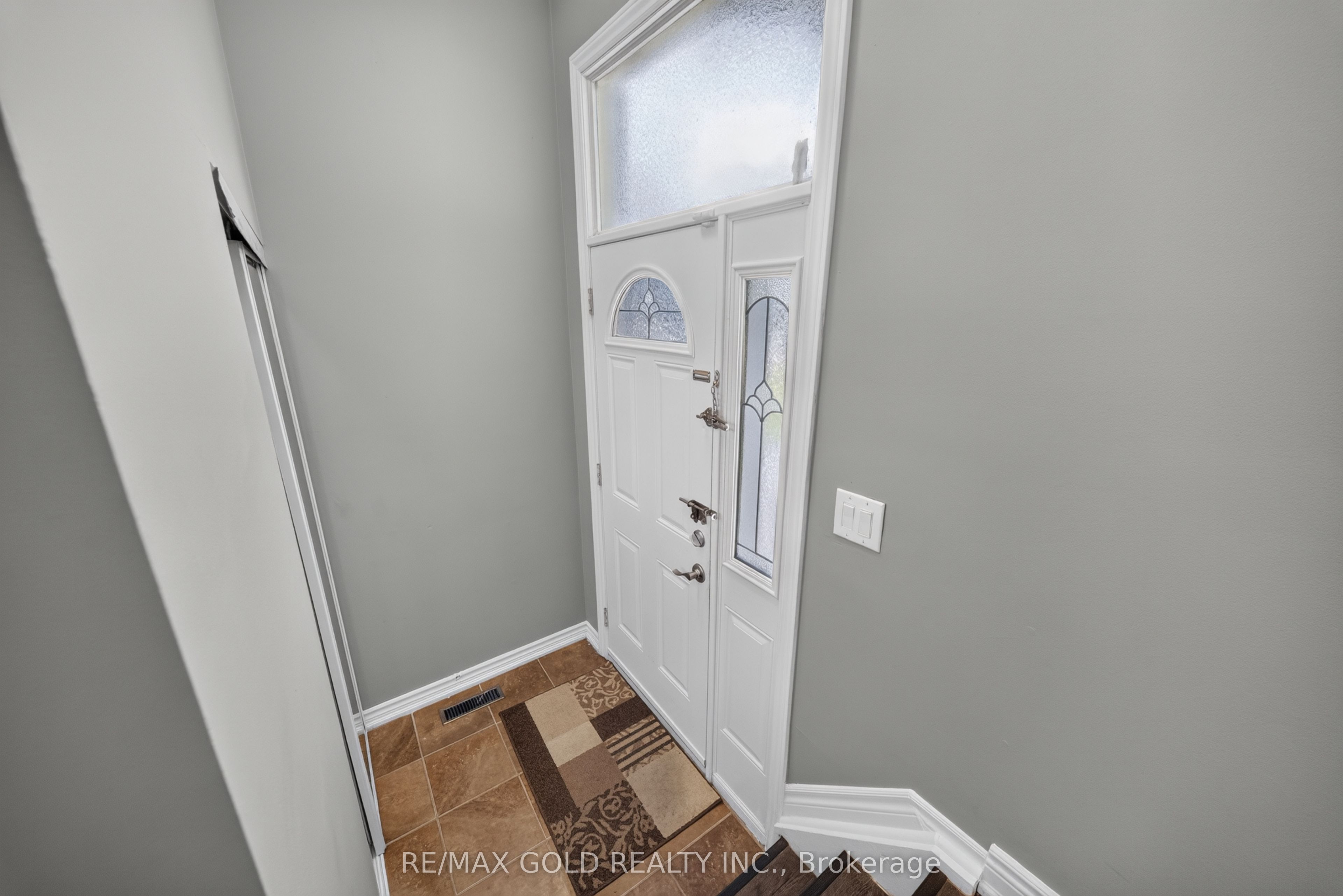 8 Earnscliffe Gate, Brampton, ON L6T 3B3 photo 5