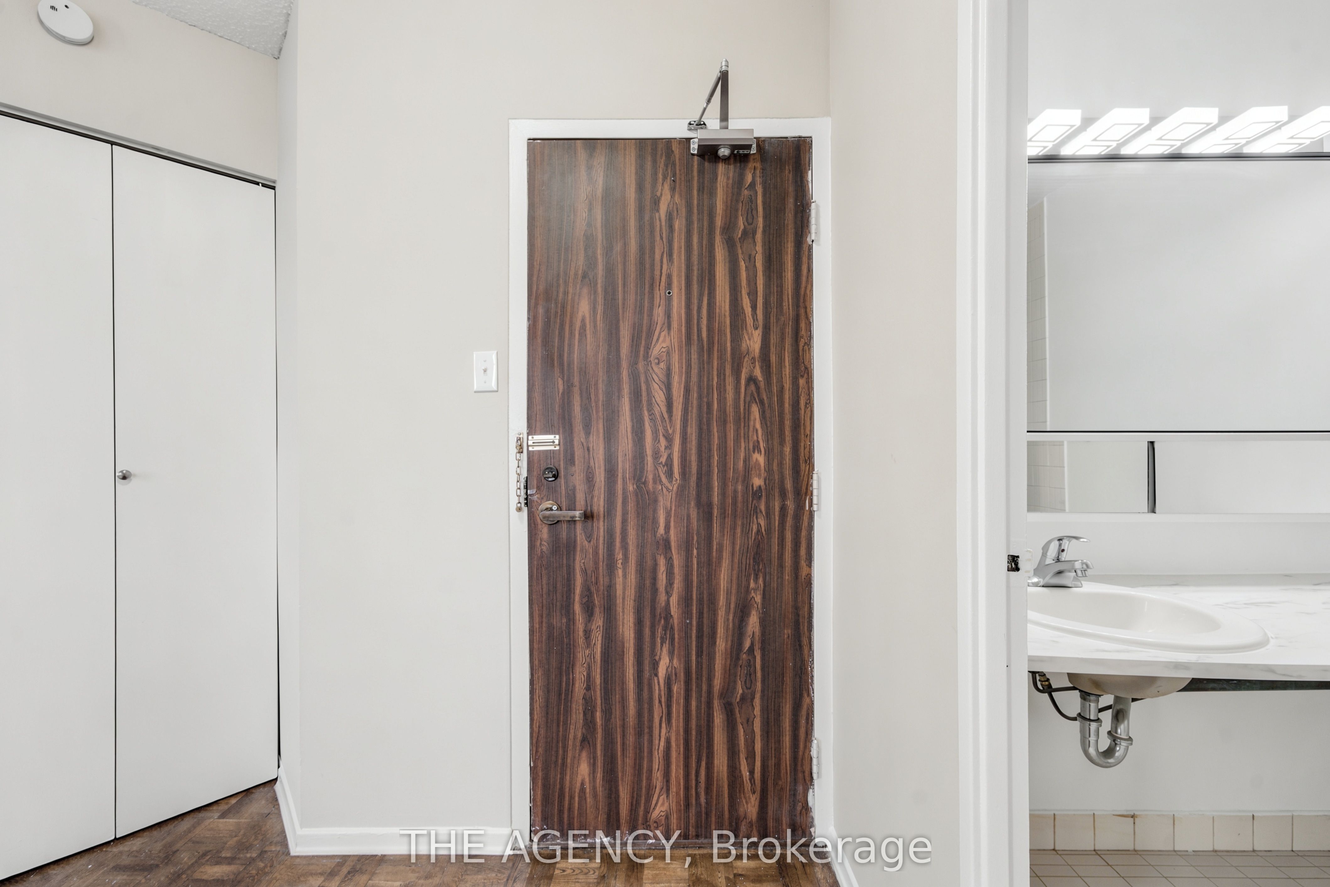 2360 Dundas Street W 1019B, Toronto, ON M6P 4B2 photo 2