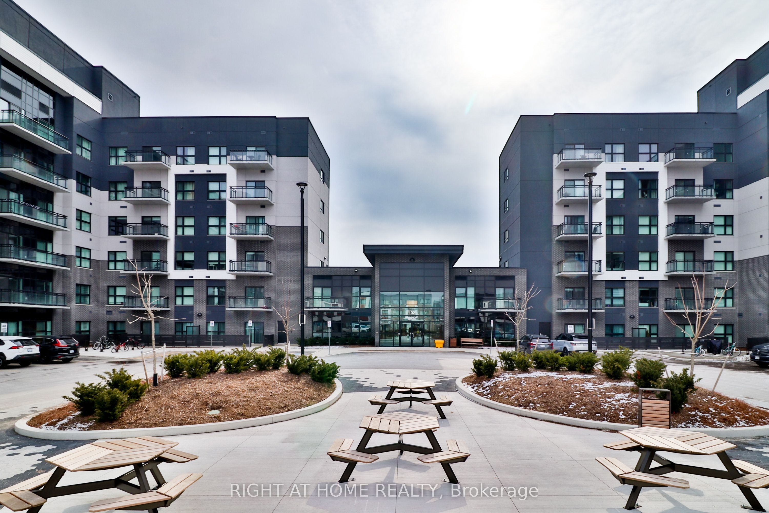 102 Grovewood Common 202, Oakville, ON L6H 0X2