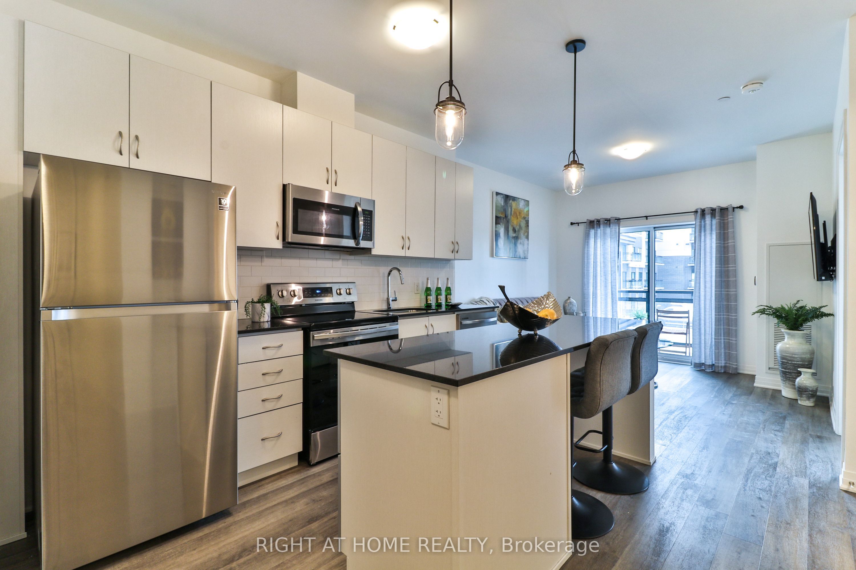 102 Grovewood Common 202, Oakville, ON L6H 0X2 photo 2